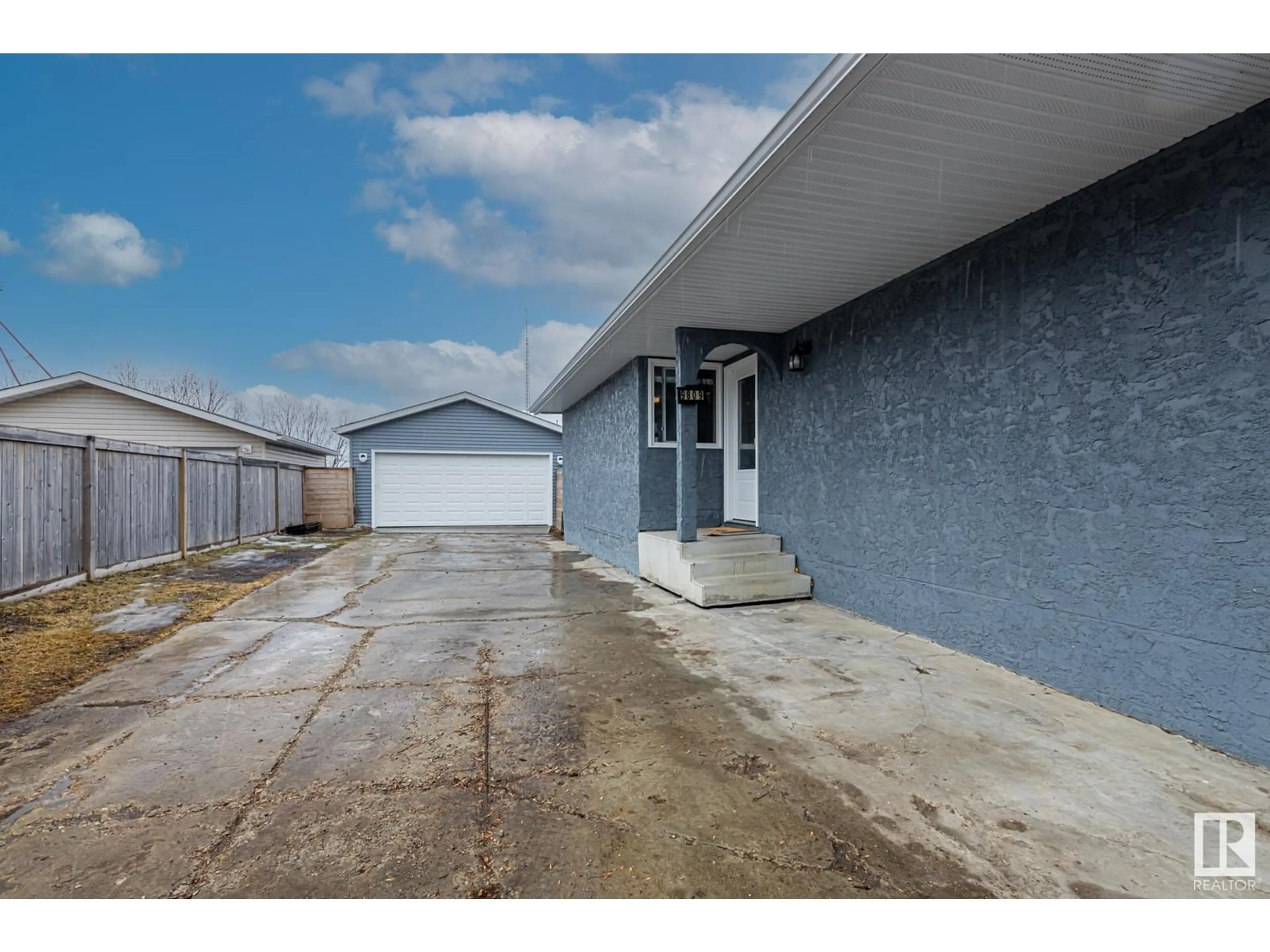 A pic from outside/outdoor area/front of a property/back of a property/a pic from drone, street for 9809 95 AV, Morinville Alberta T8R1H3