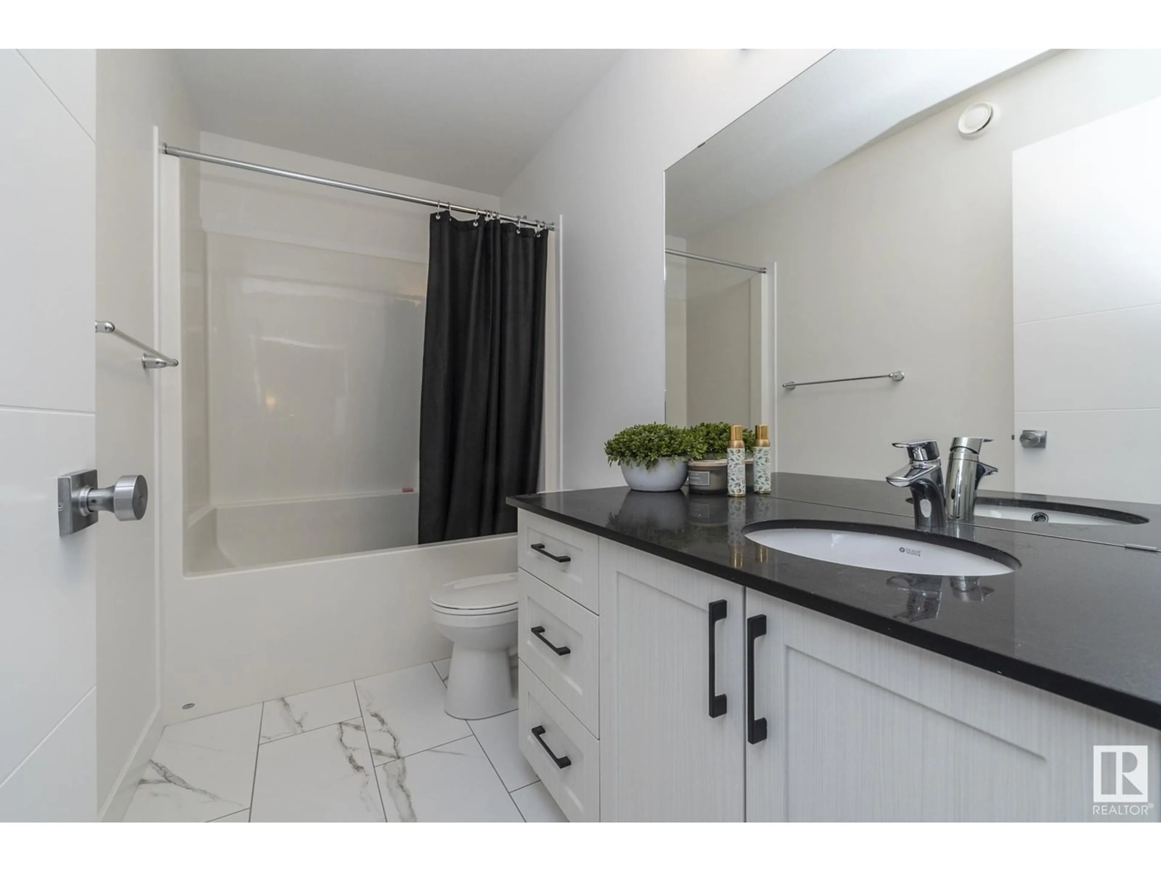 Standard bathroom, ceramic/tile floor for 9445 206A ST NW, Edmonton Alberta T5T7M9