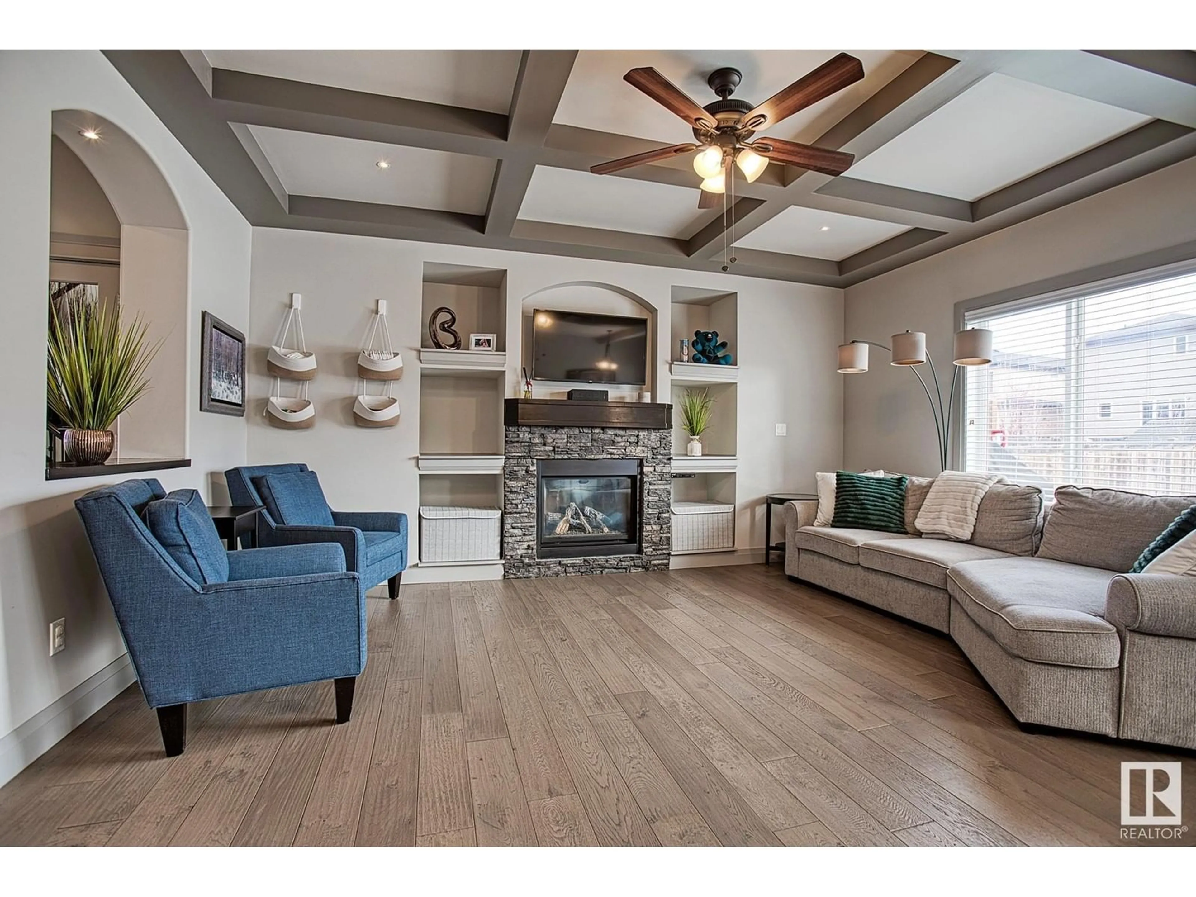 Living room with furniture, wood/laminate floor for 5603 RUE EAGLEMONT, Beaumont Alberta T4X0H3