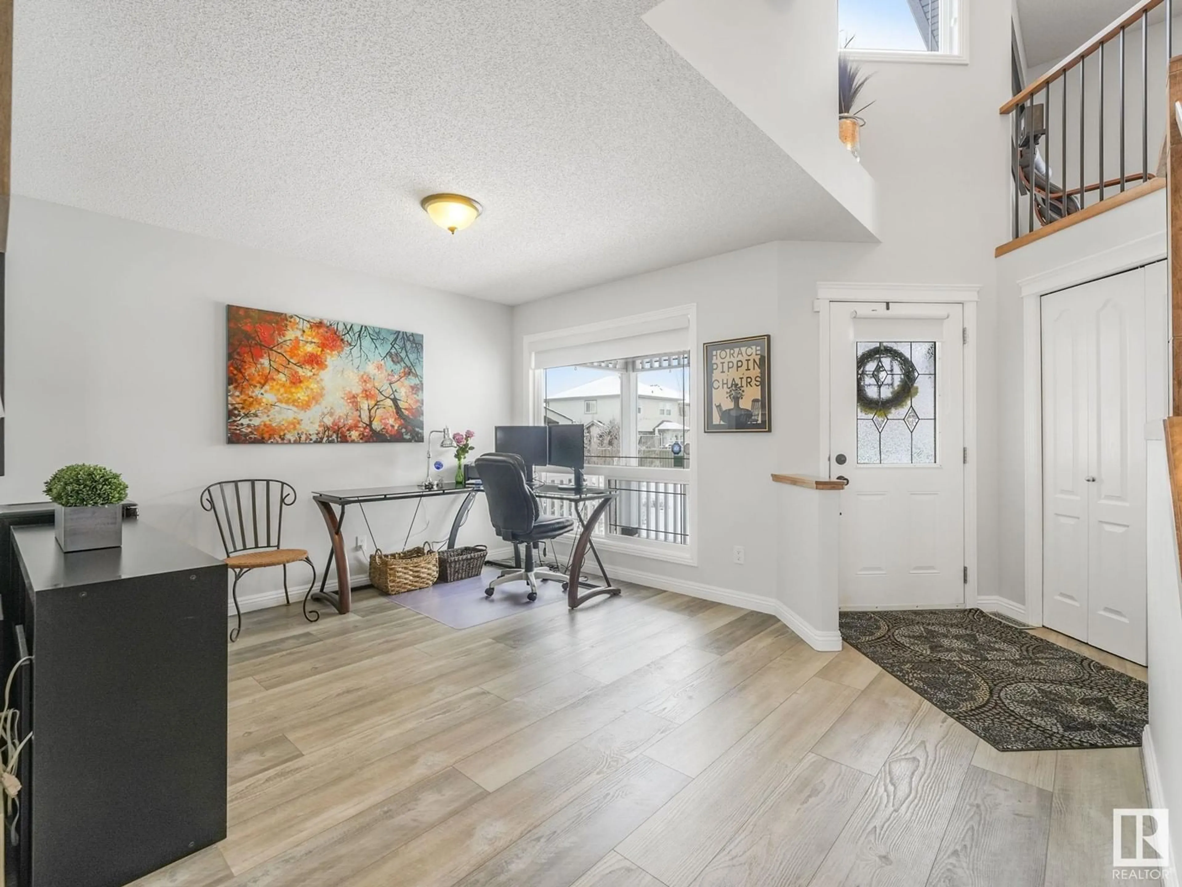 Indoor entryway for 2712 HANNA CO NW, Edmonton Alberta T6R3M5