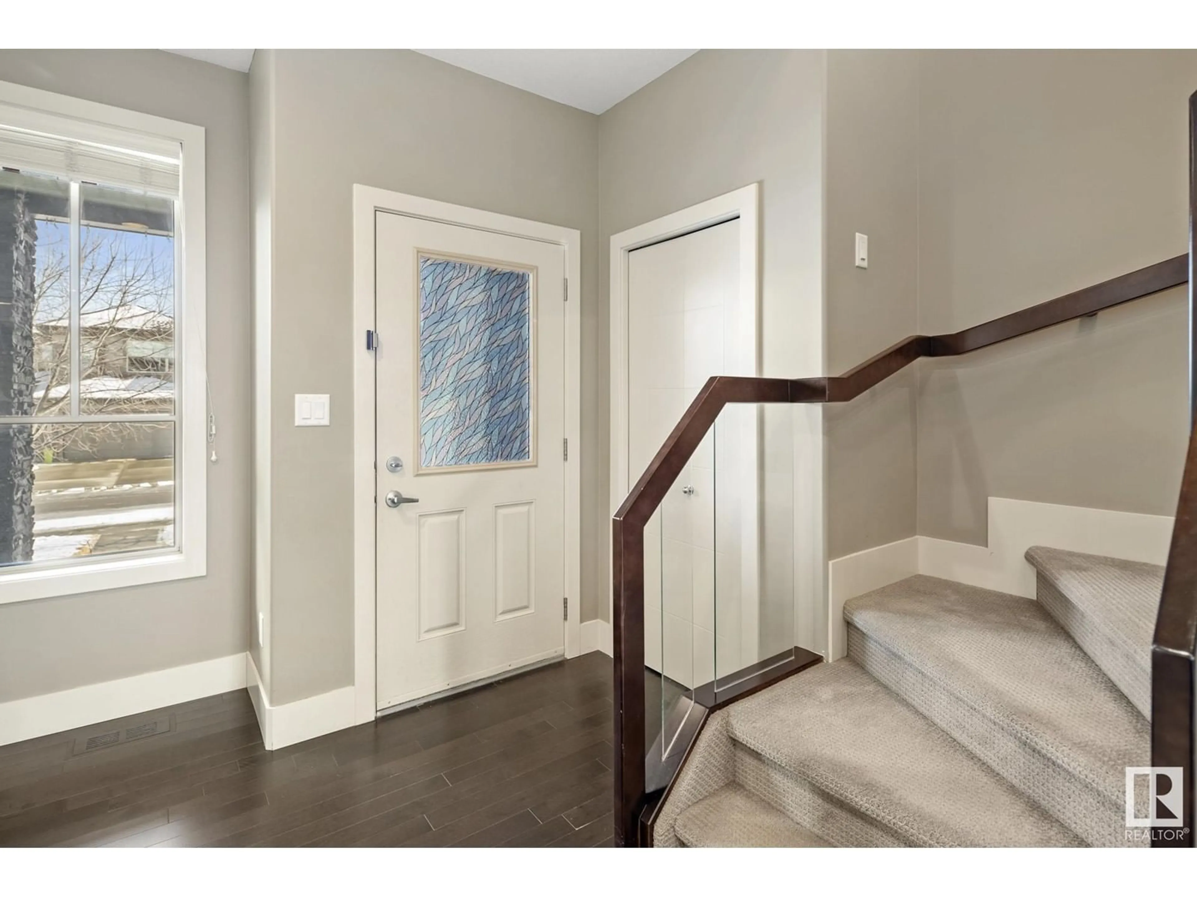 Indoor entryway for 3220 ALLAN WY SW, Edmonton Alberta T6W2L8