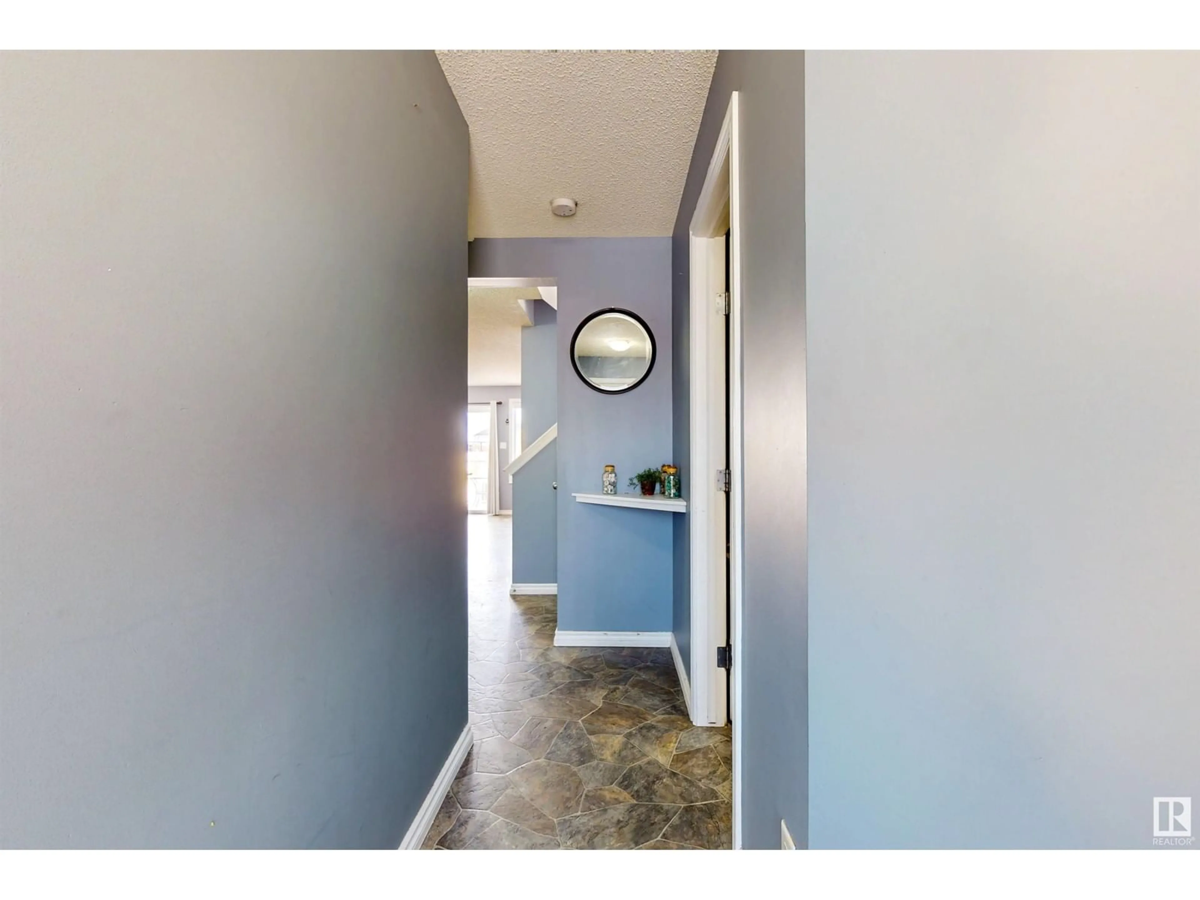 Indoor entryway for 1855 28 St NW, Edmonton Alberta T6T0N5