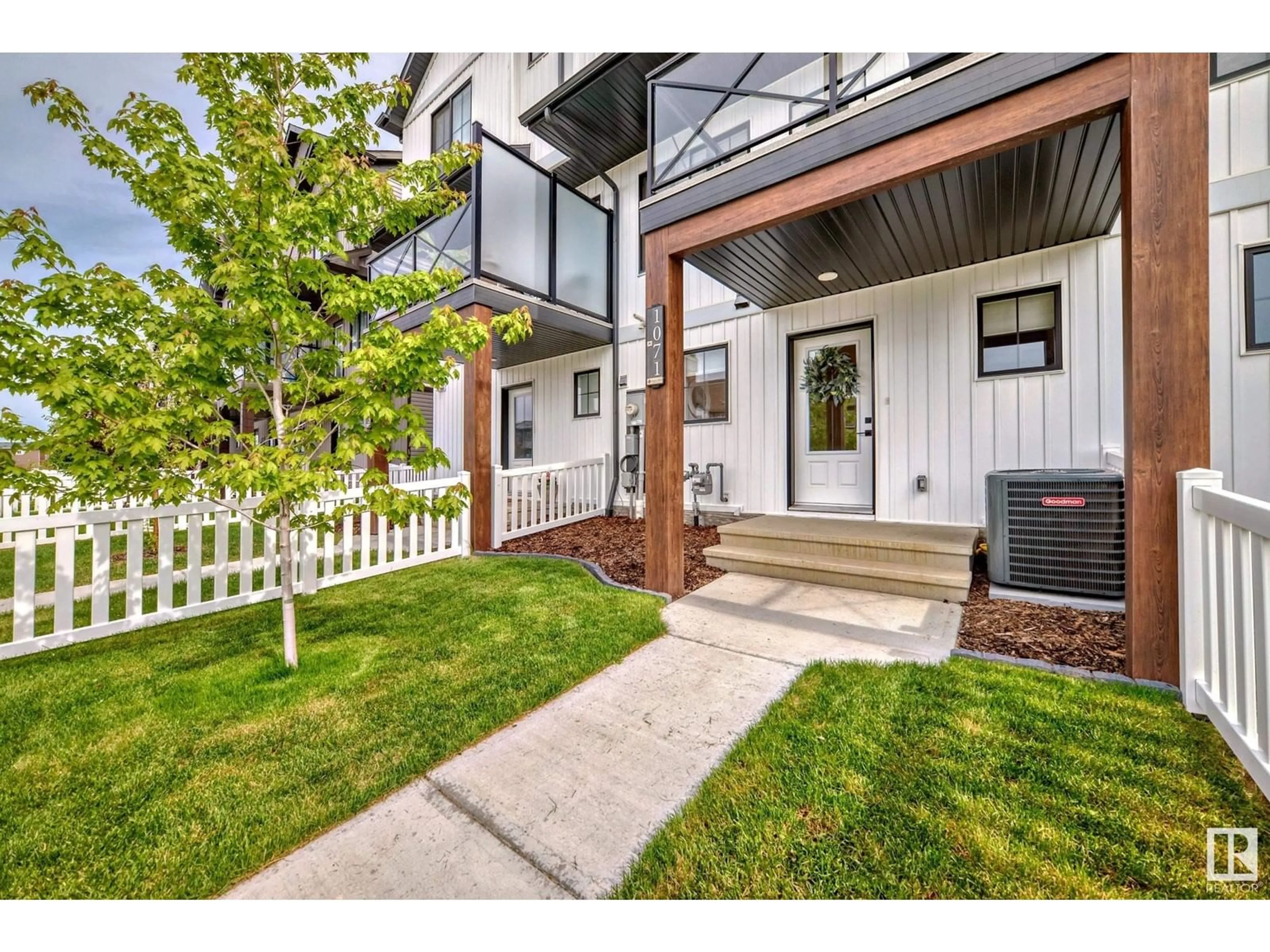 Indoor entryway for 1071 CY BECKER RD NW, Edmonton Alberta T5Y4B7