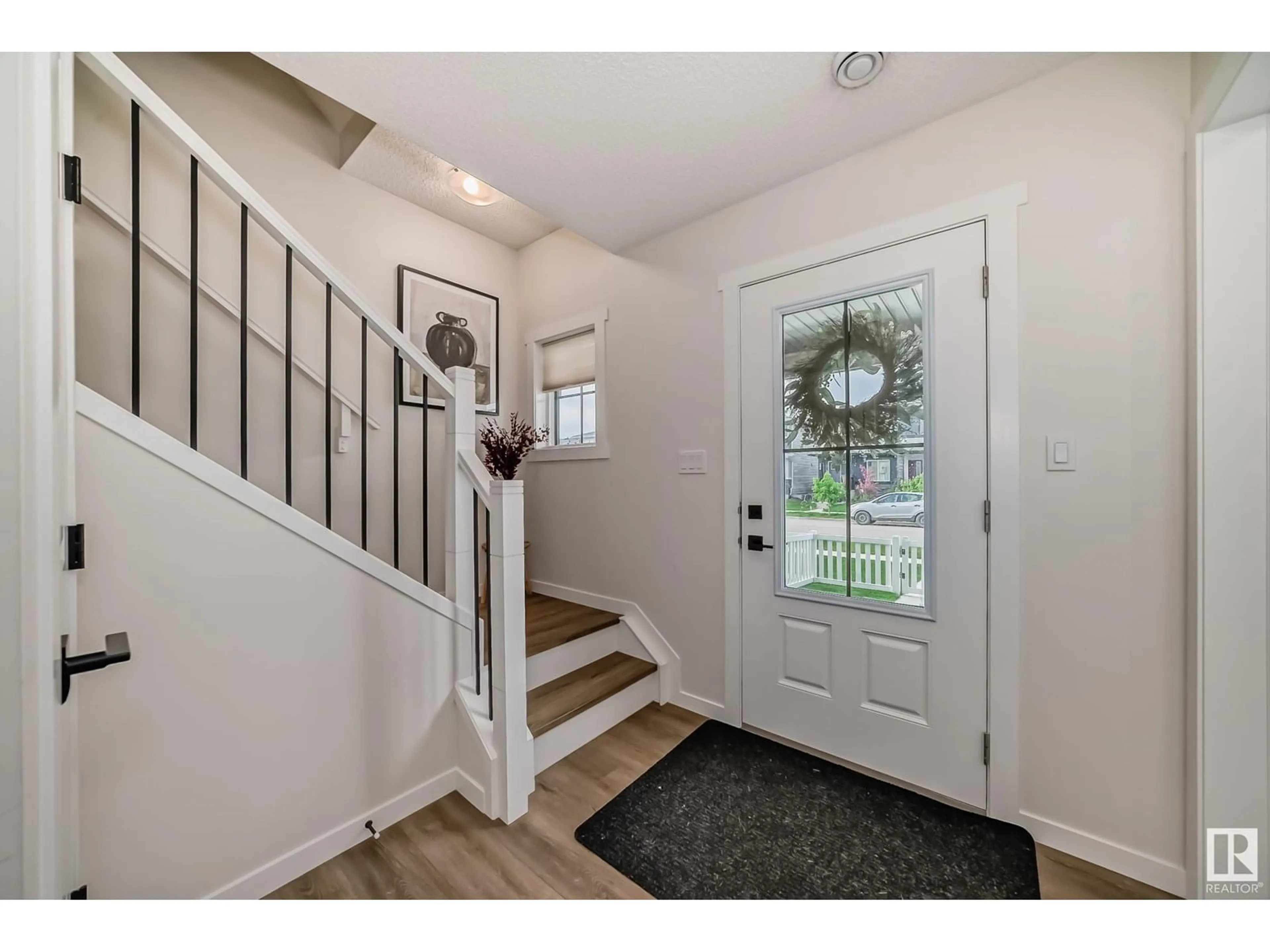 Indoor entryway for 1071 CY BECKER RD NW, Edmonton Alberta T5Y4B7