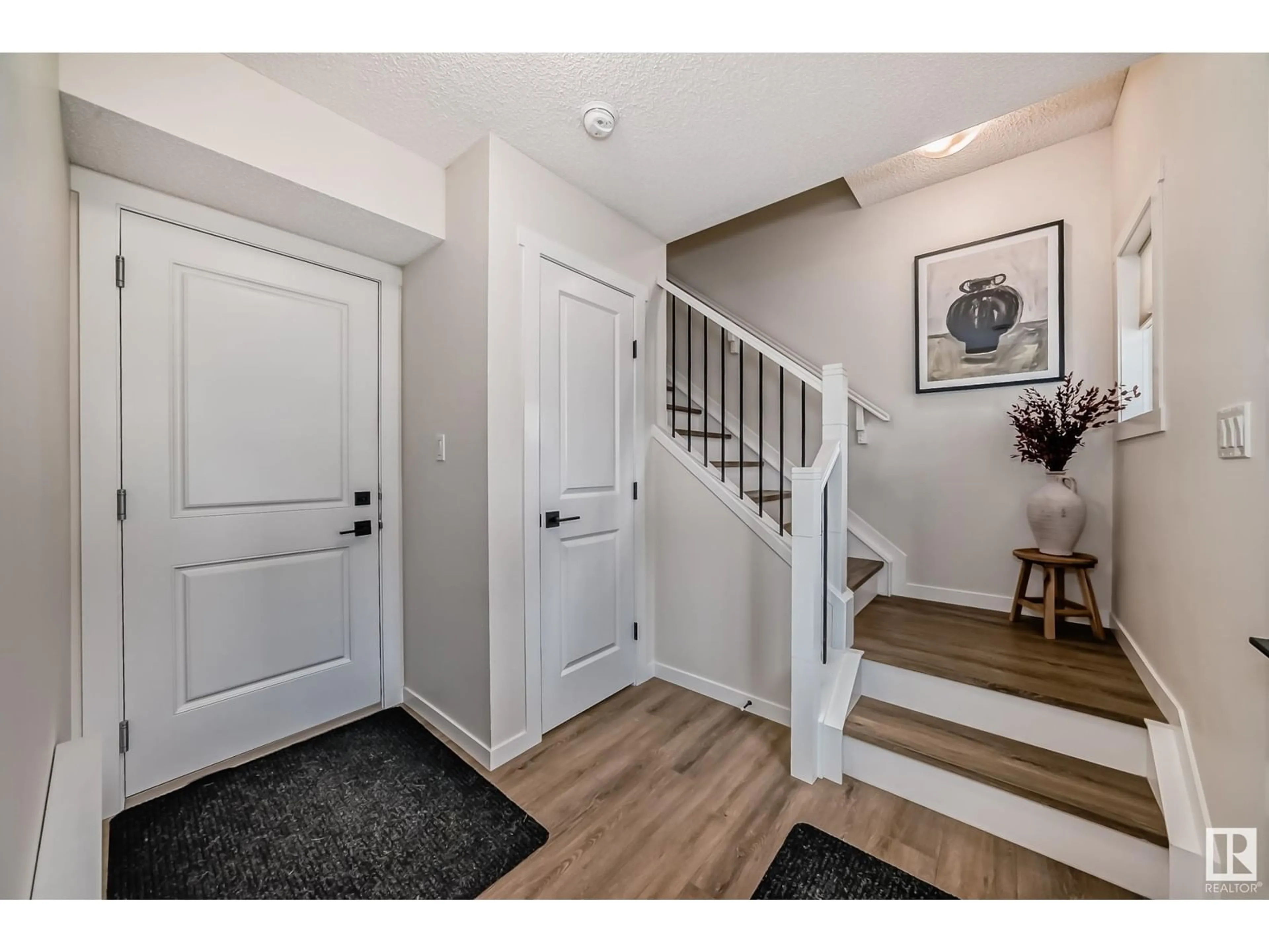 Indoor entryway for 1071 CY BECKER RD NW, Edmonton Alberta T5Y4B7