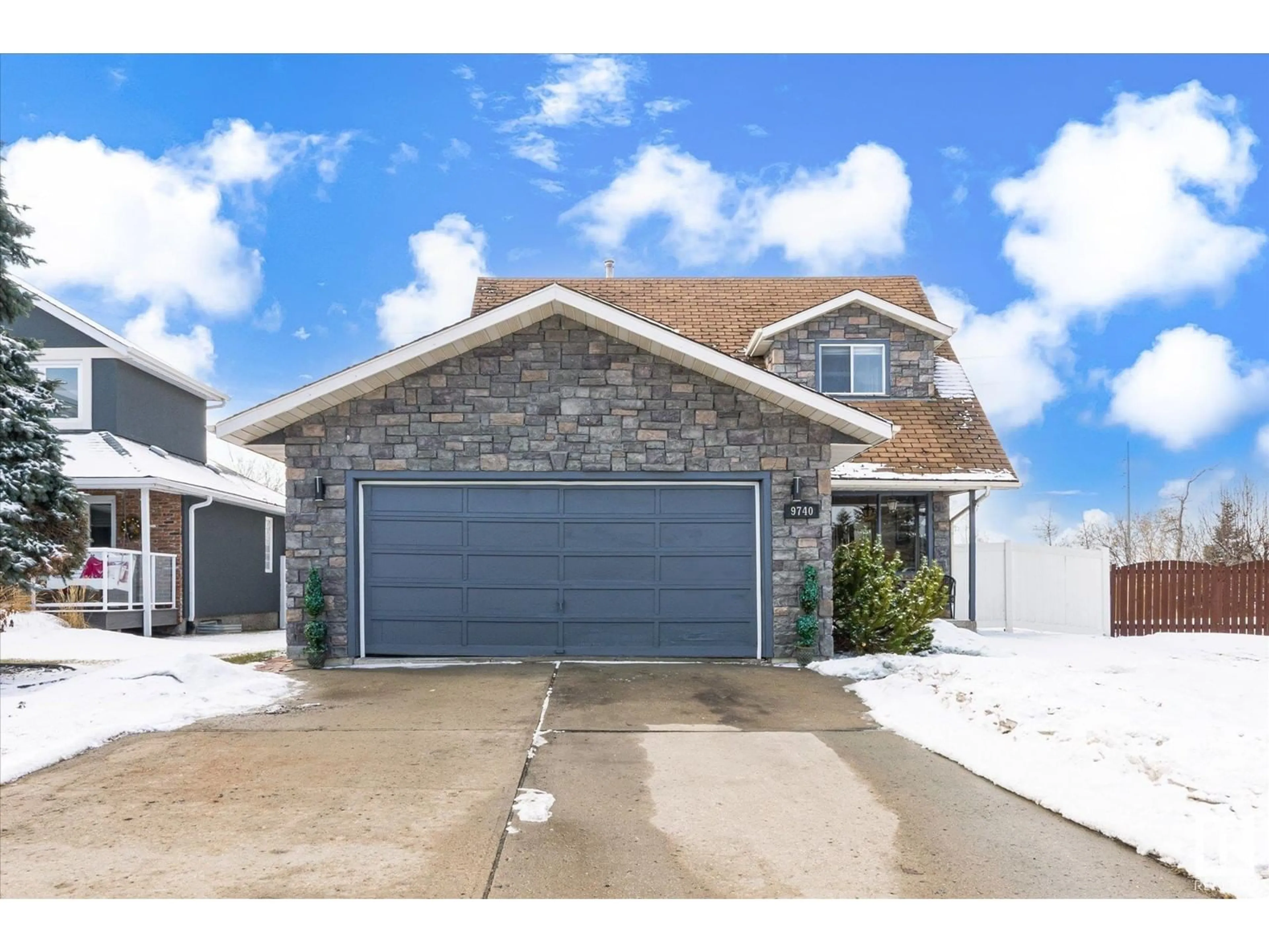 Indoor garage for 9740 190 ST NW, Edmonton Alberta T5T5K6