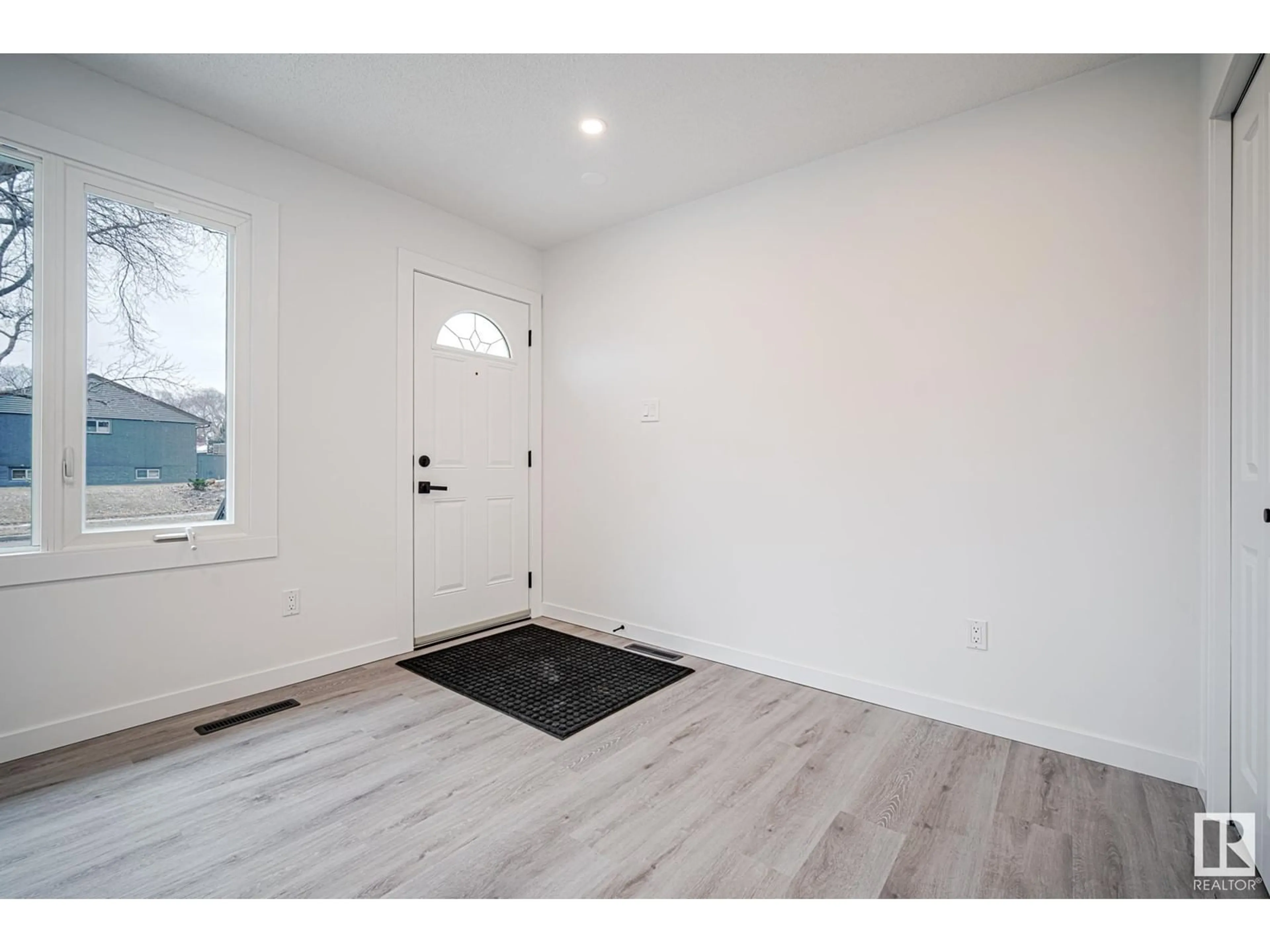 Indoor entryway for 12140 39 ST NW, Edmonton Alberta T5W2K1