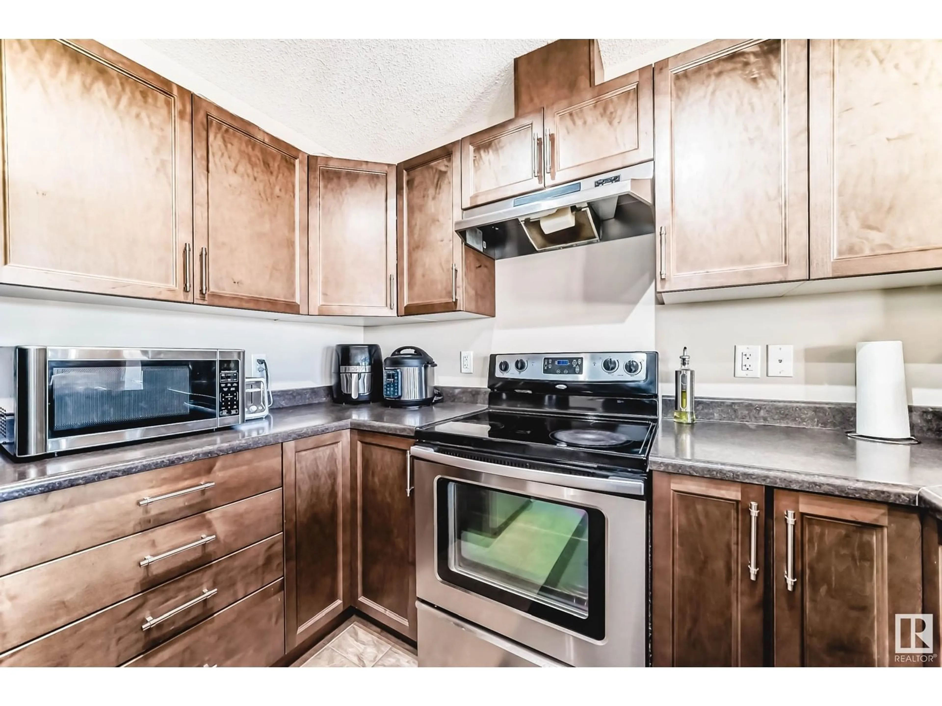 Standard kitchen, unknown for 1624 65 ST SW, Edmonton Alberta T6X0N1