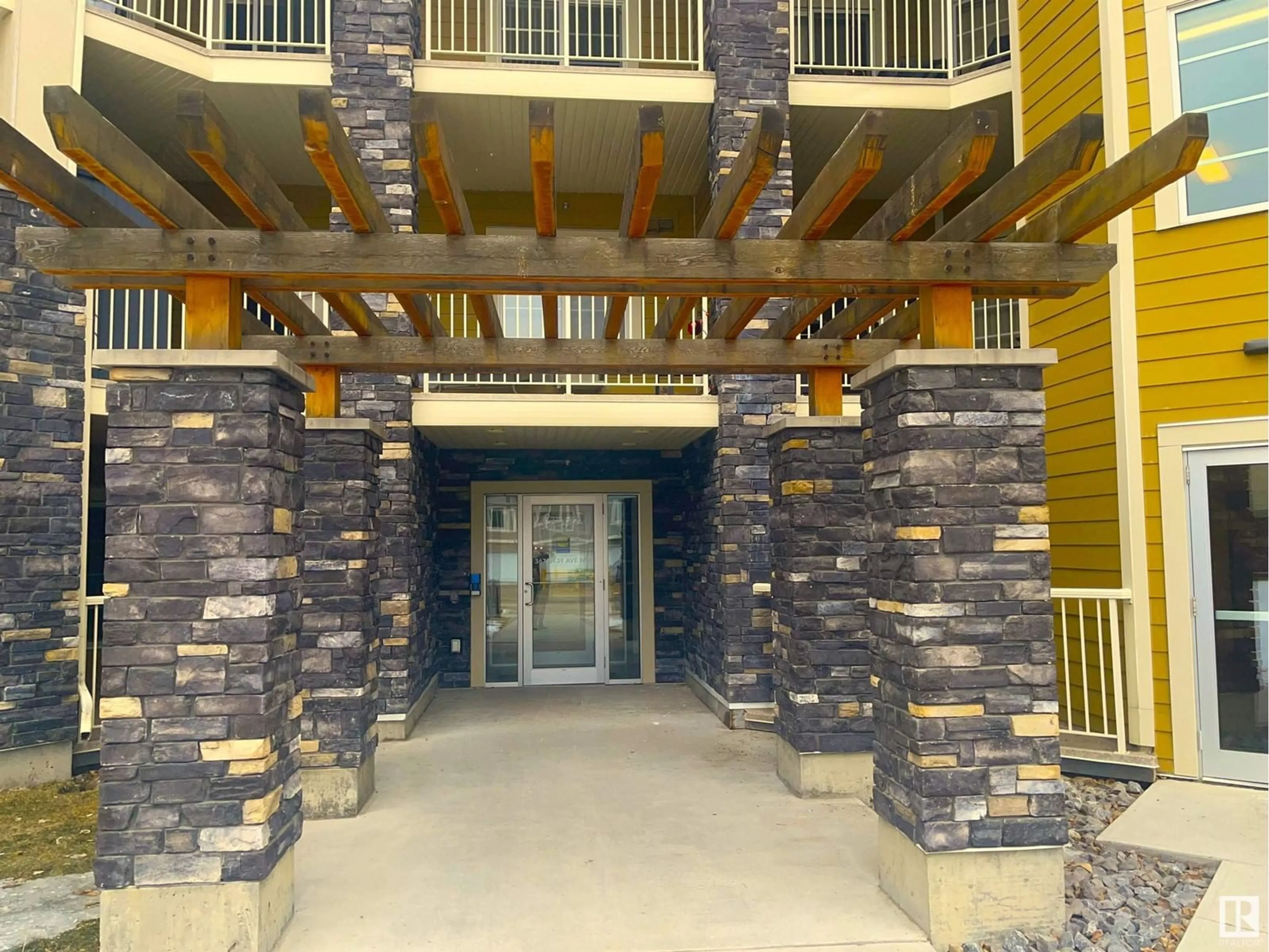 Indoor foyer for 319 - 3670 139 AV NW, Edmonton Alberta T5Y3N5