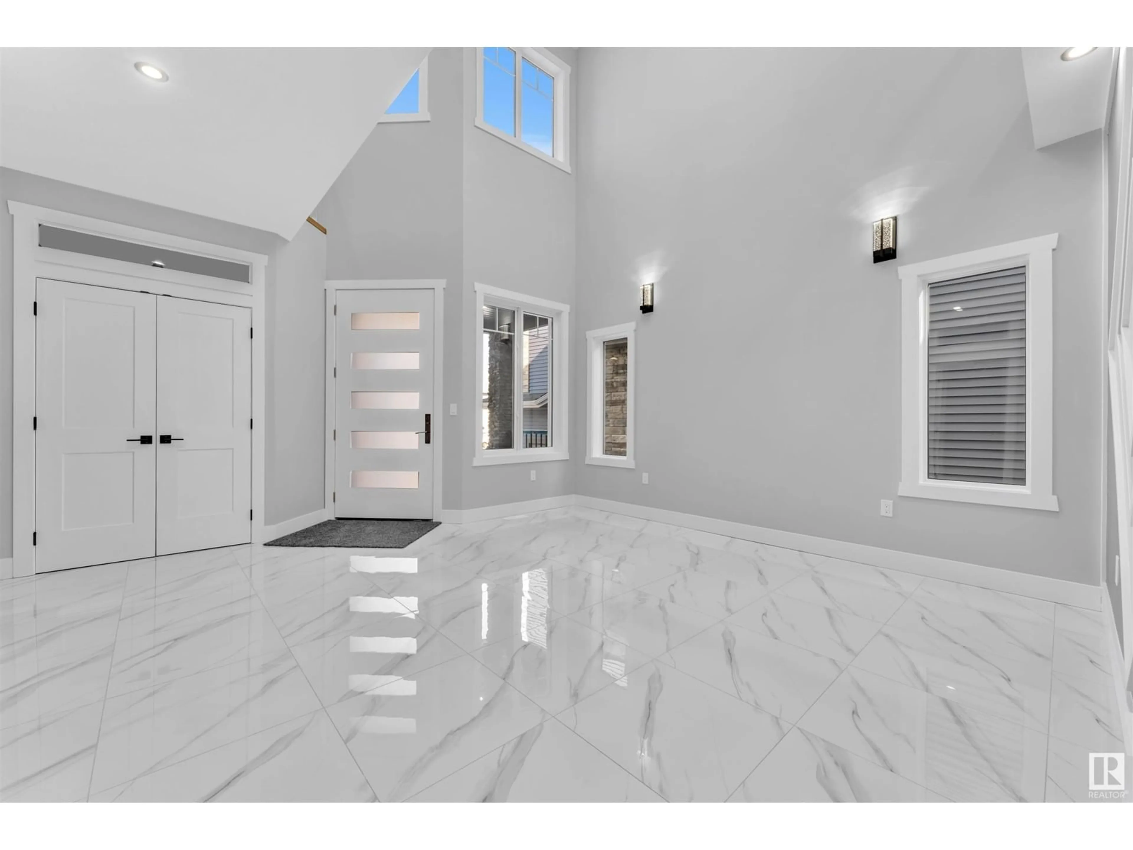 Indoor entryway for 1815 17 AV, Edmonton Alberta T6T2N2