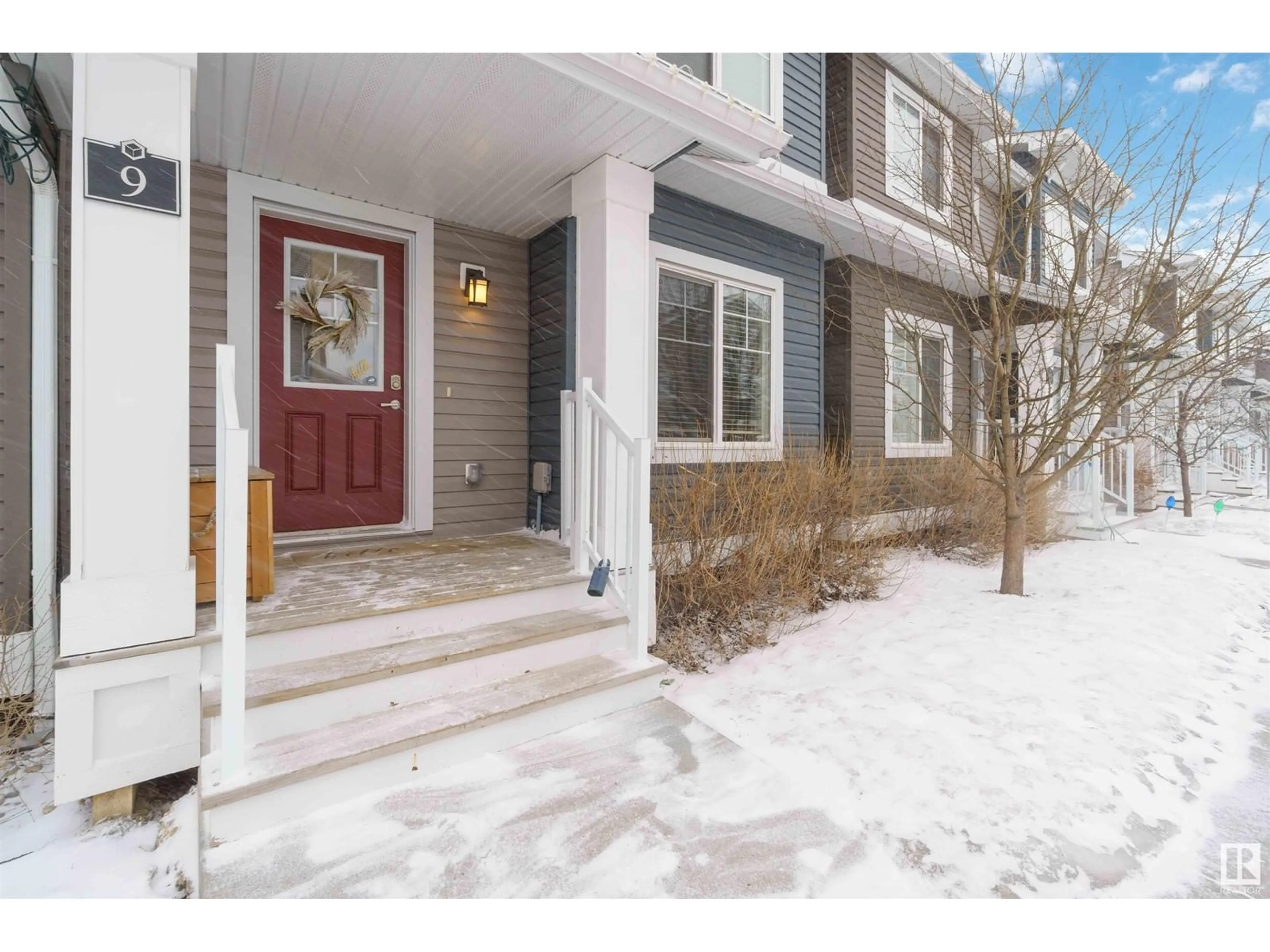 Indoor entryway for #9 5203 149 AV NW, Edmonton Alberta T5A1V1