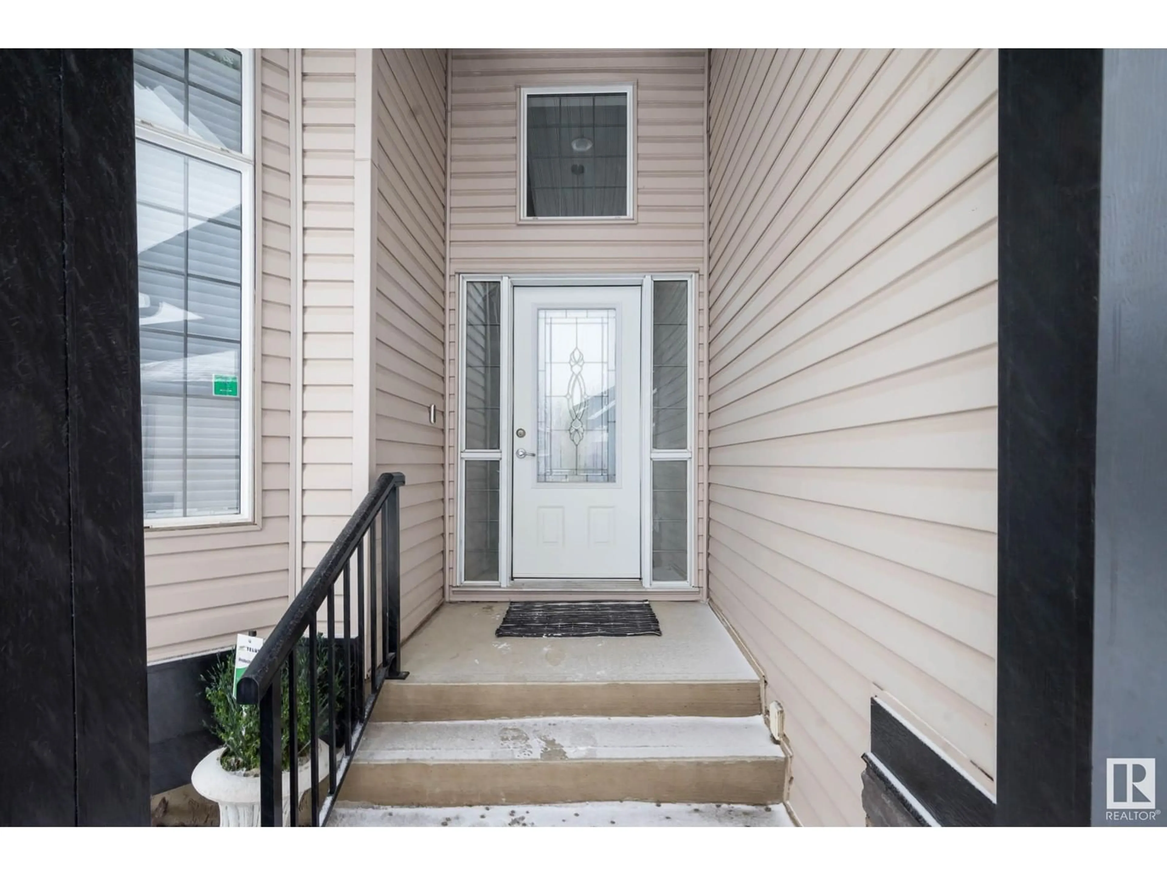 Indoor entryway for #24 12610 15 AV SW, Edmonton Alberta T6W1X1