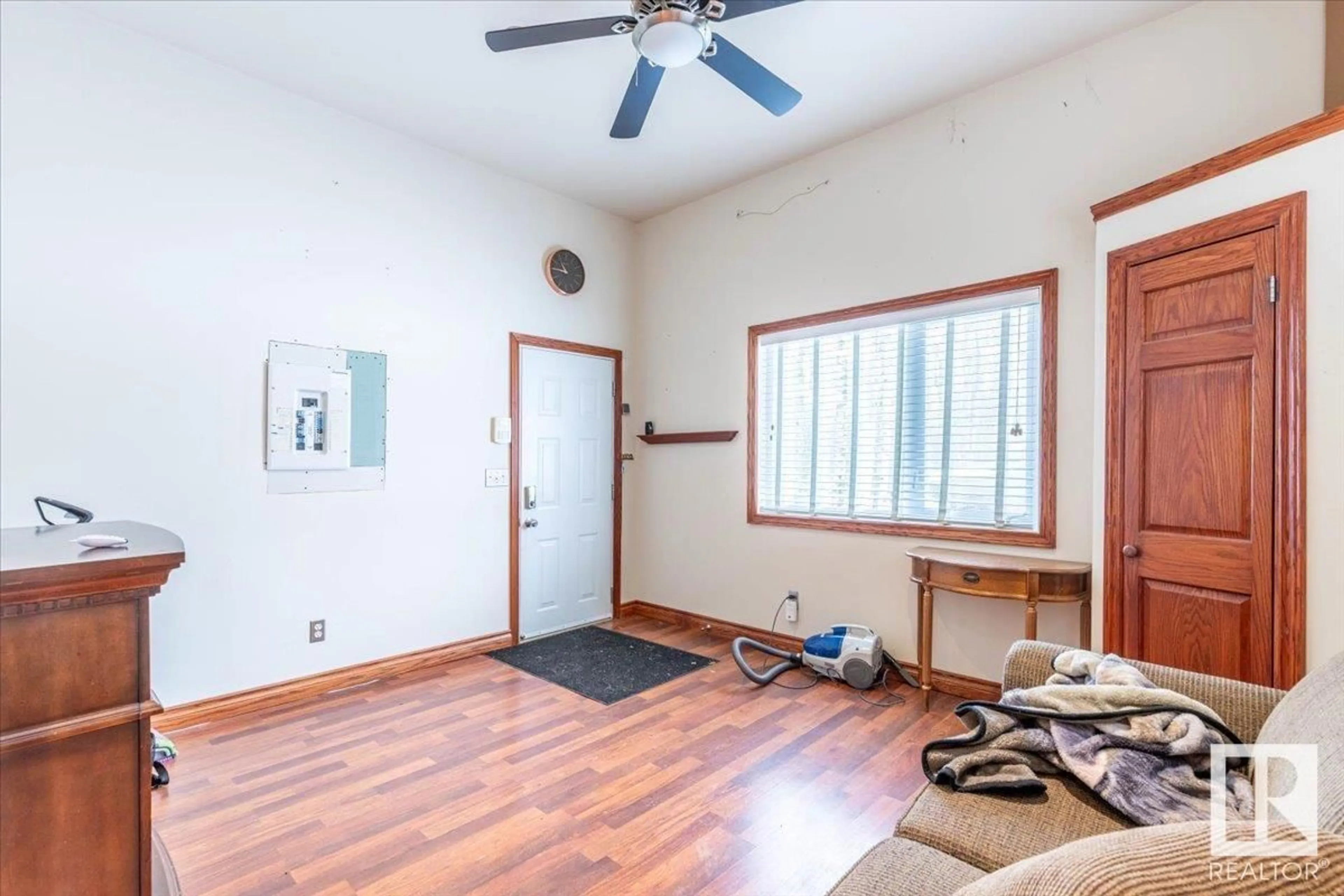 Living room with furniture, unknown for 473068 - 10 RGE ROAD 11, Rural Wetaskiwin County Alberta T0C2C0