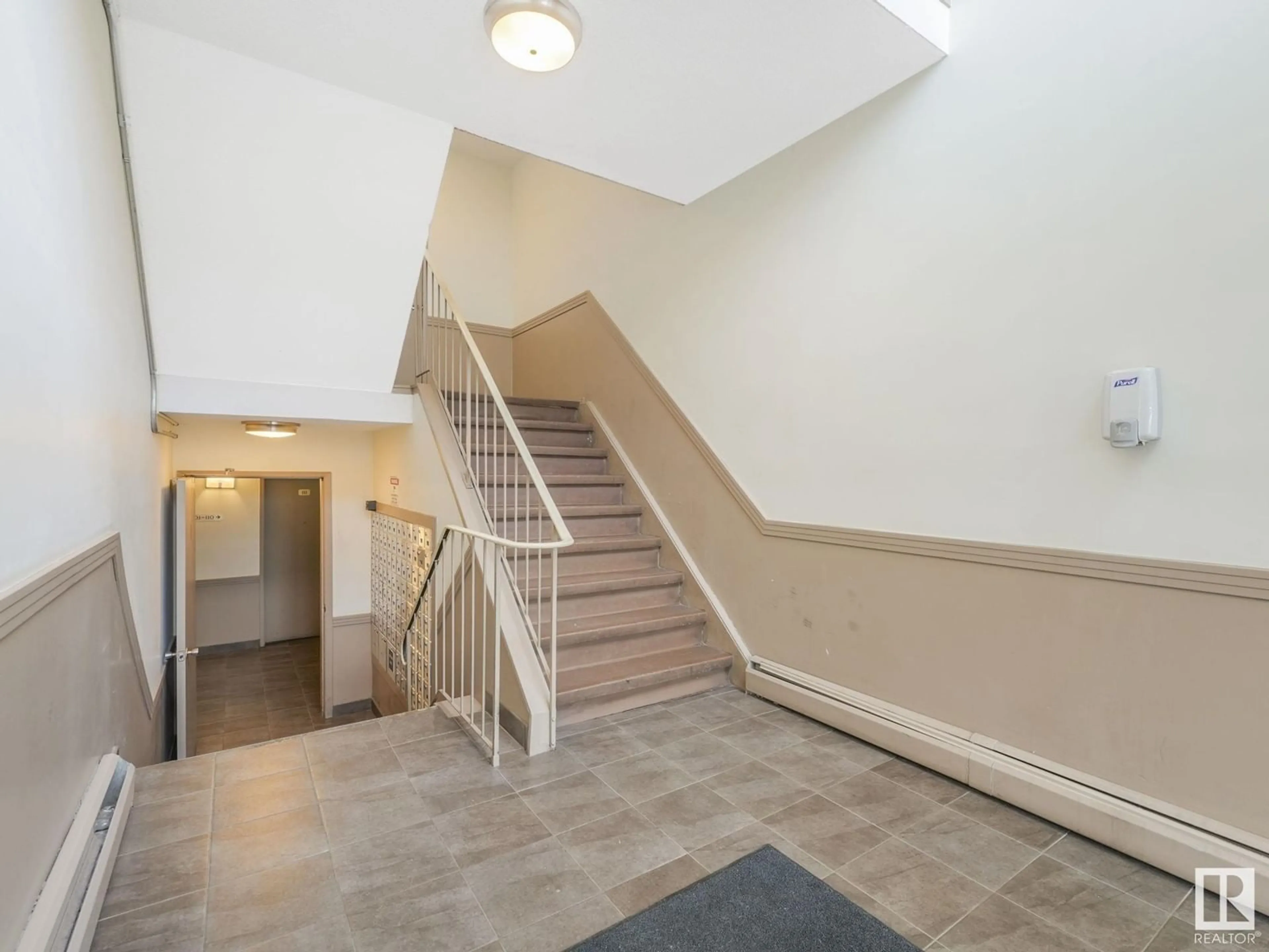 Indoor foyer for 8604 NW - 124 GATEWAY BV, Edmonton Alberta T6E4B6