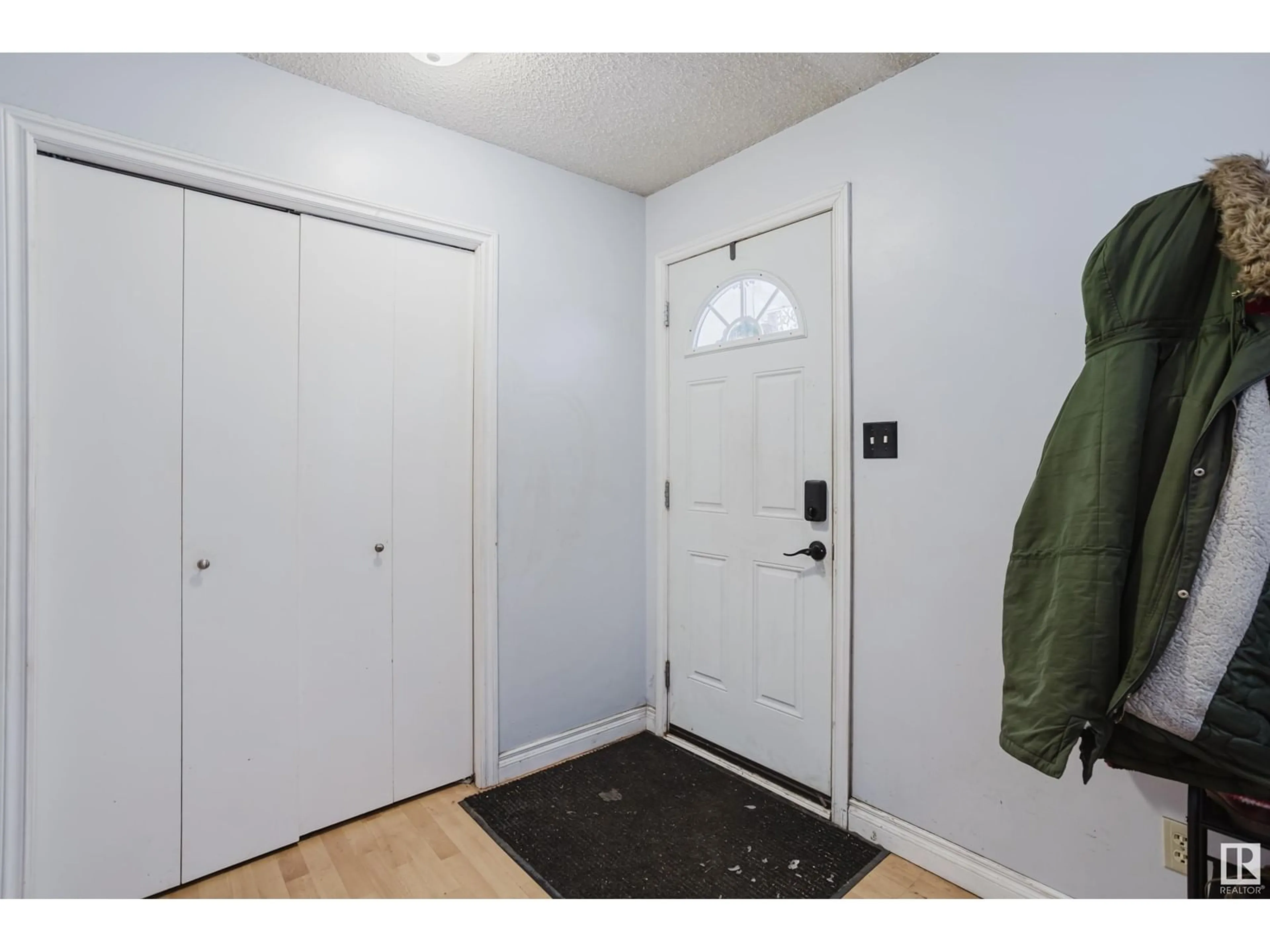 Indoor entryway for 1115 87 ST NW, Edmonton Alberta T6K1X9