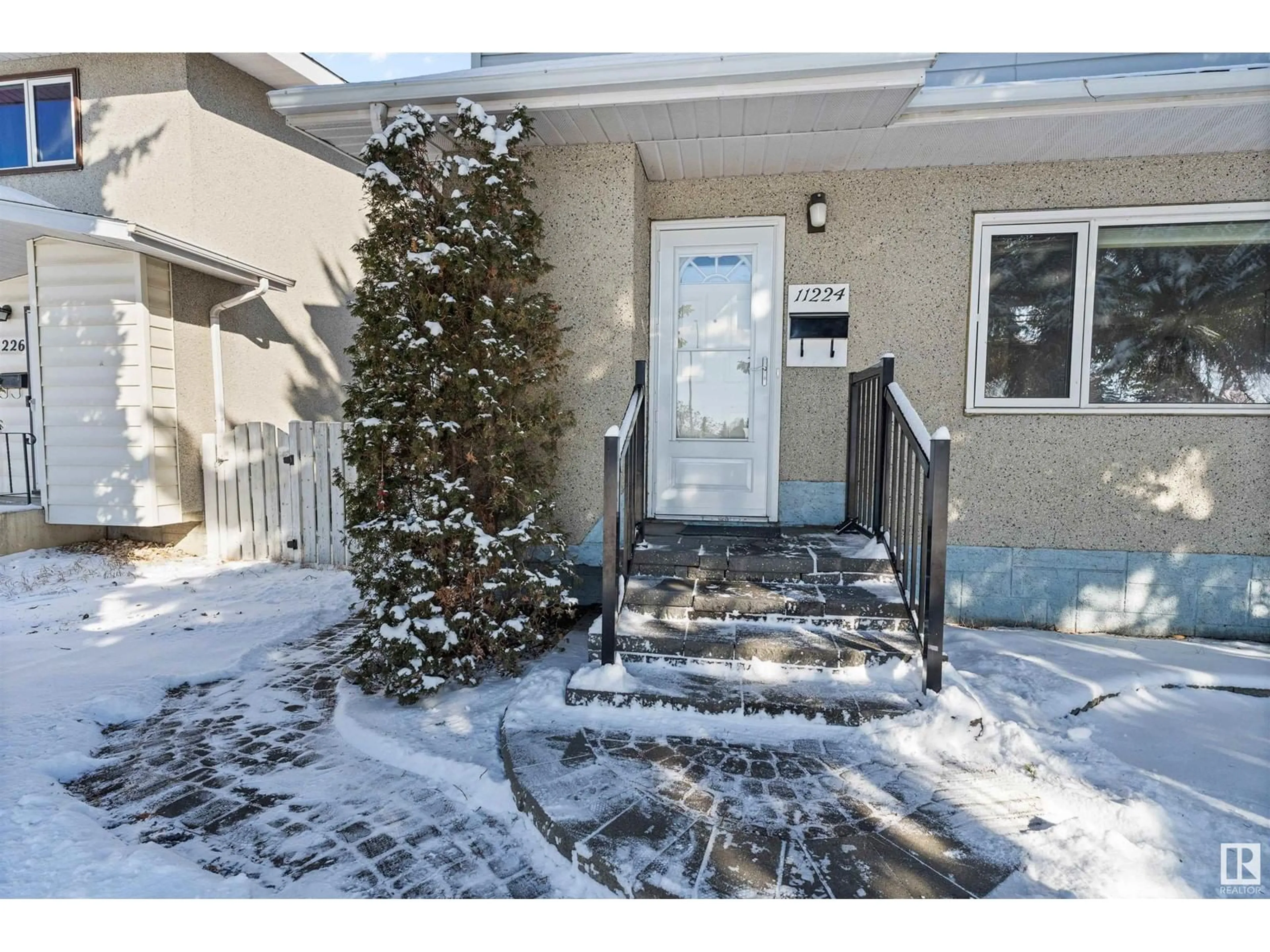 Indoor entryway for 11224 40 AV NW, Edmonton Alberta T6J0R2