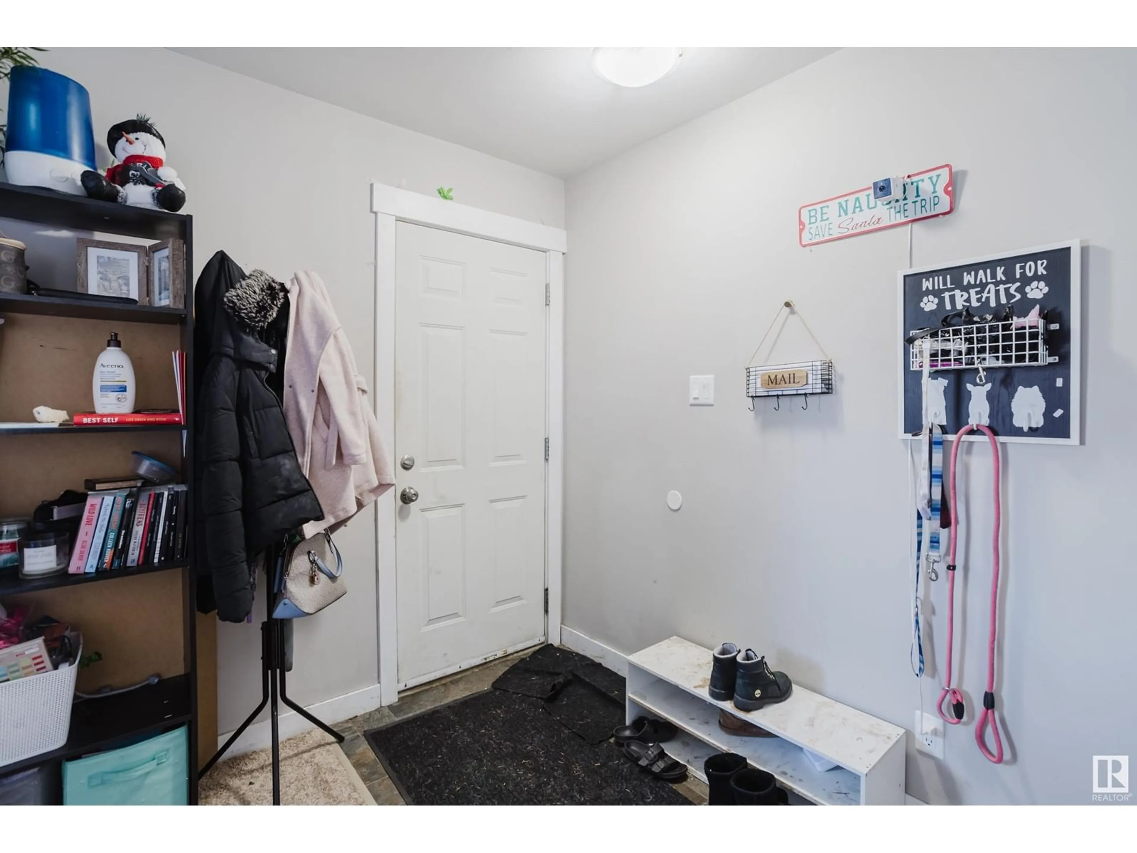 Indoor entryway for 9622 157 ST NW NW, Edmonton Alberta T5P2T2