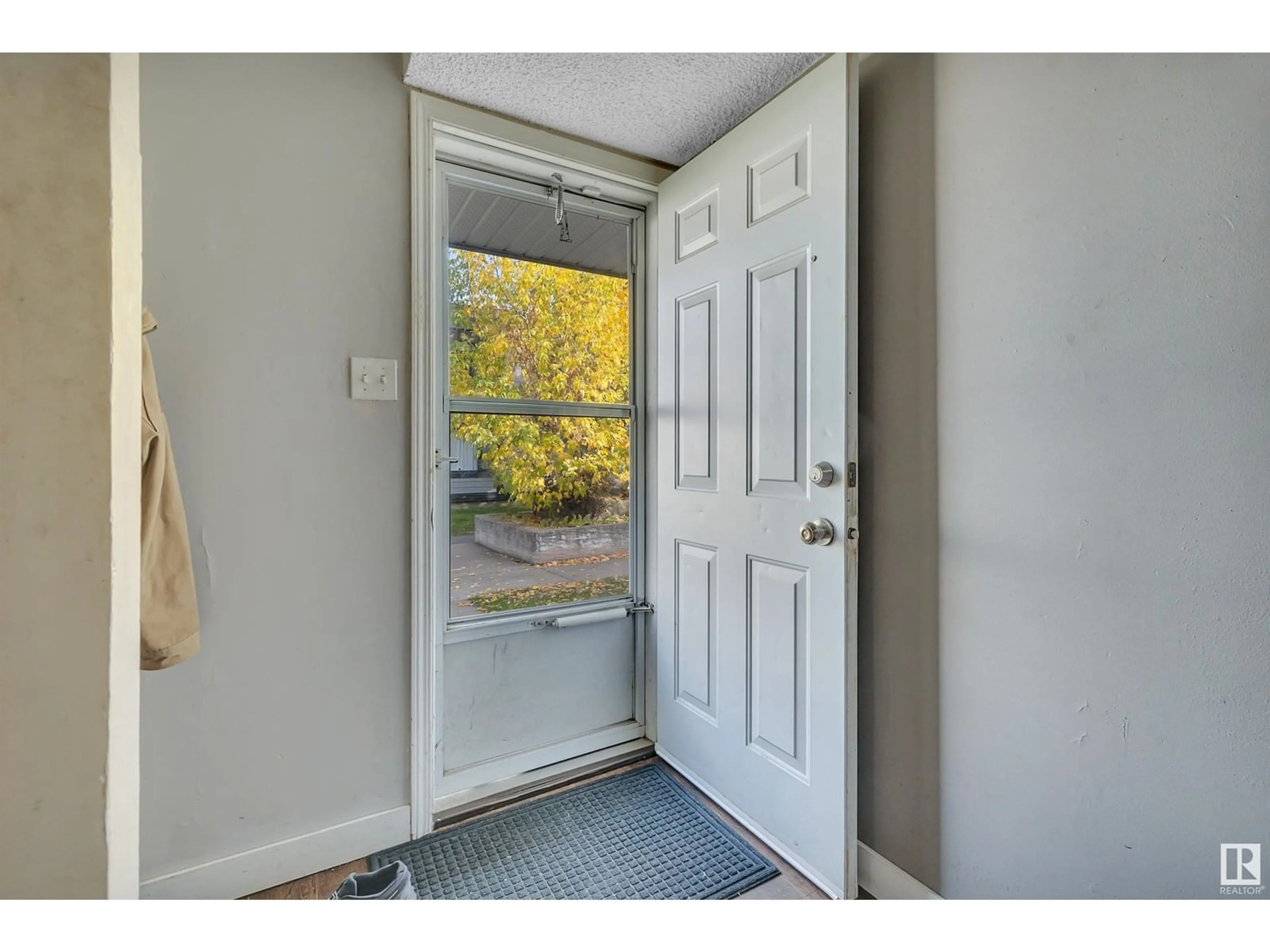 Indoor entryway for #200 11421 34 ST NW, Edmonton Alberta T5W5J7