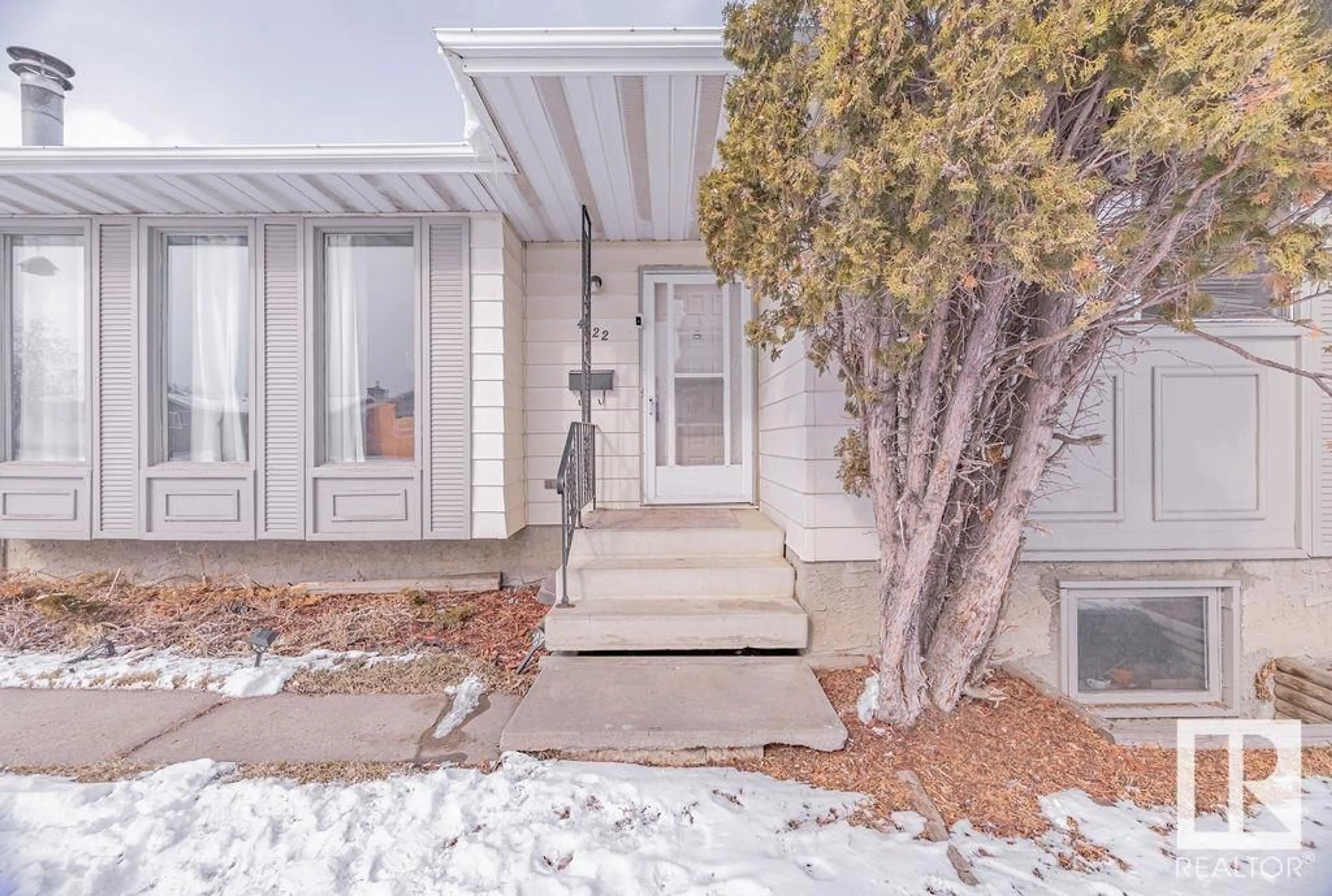 Indoor entryway for 4122 134A AV, Edmonton Alberta T5A2N5