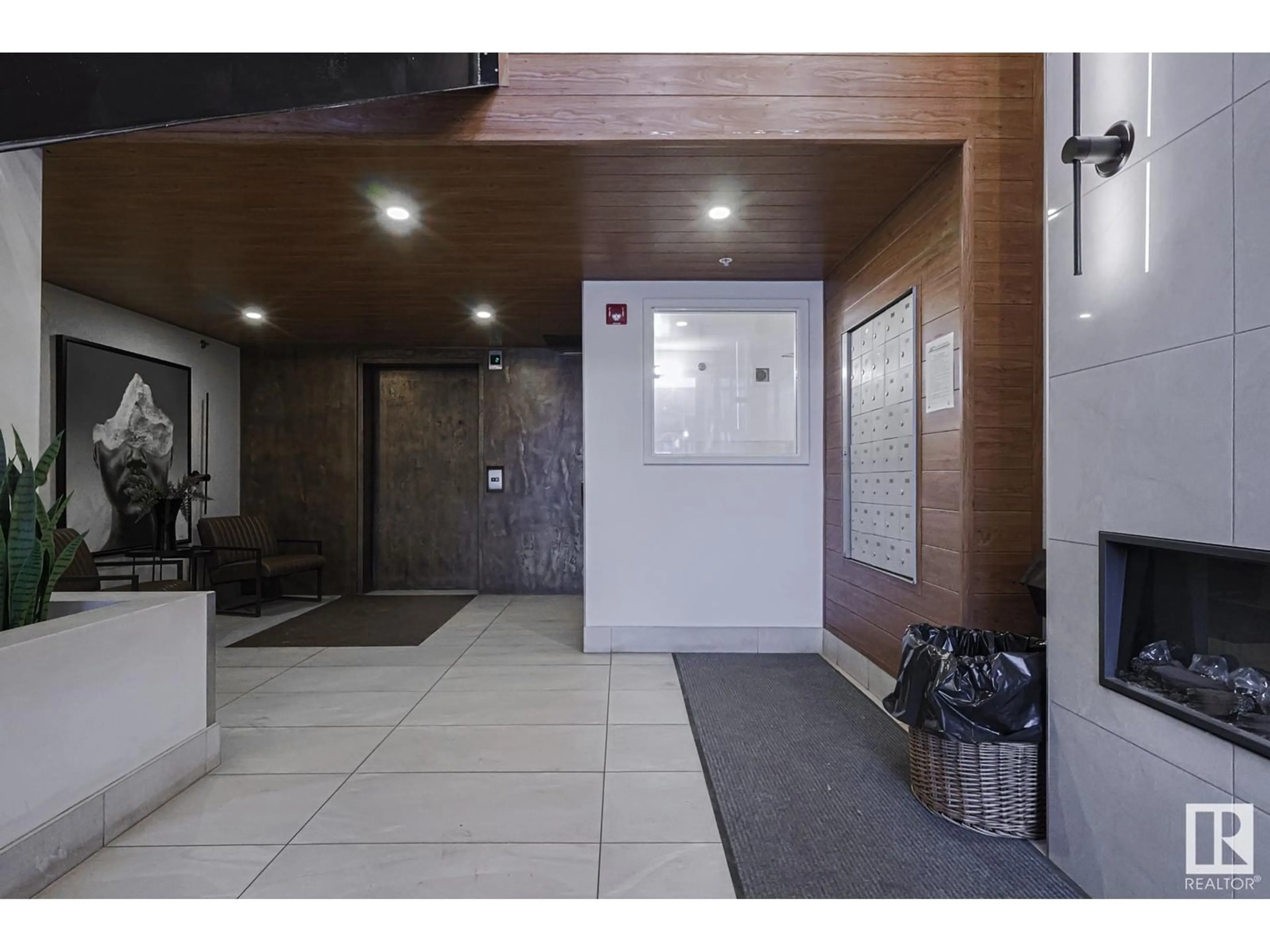 Indoor foyer for 305 - 10606 102 AV NW, Edmonton Alberta T5J5E9