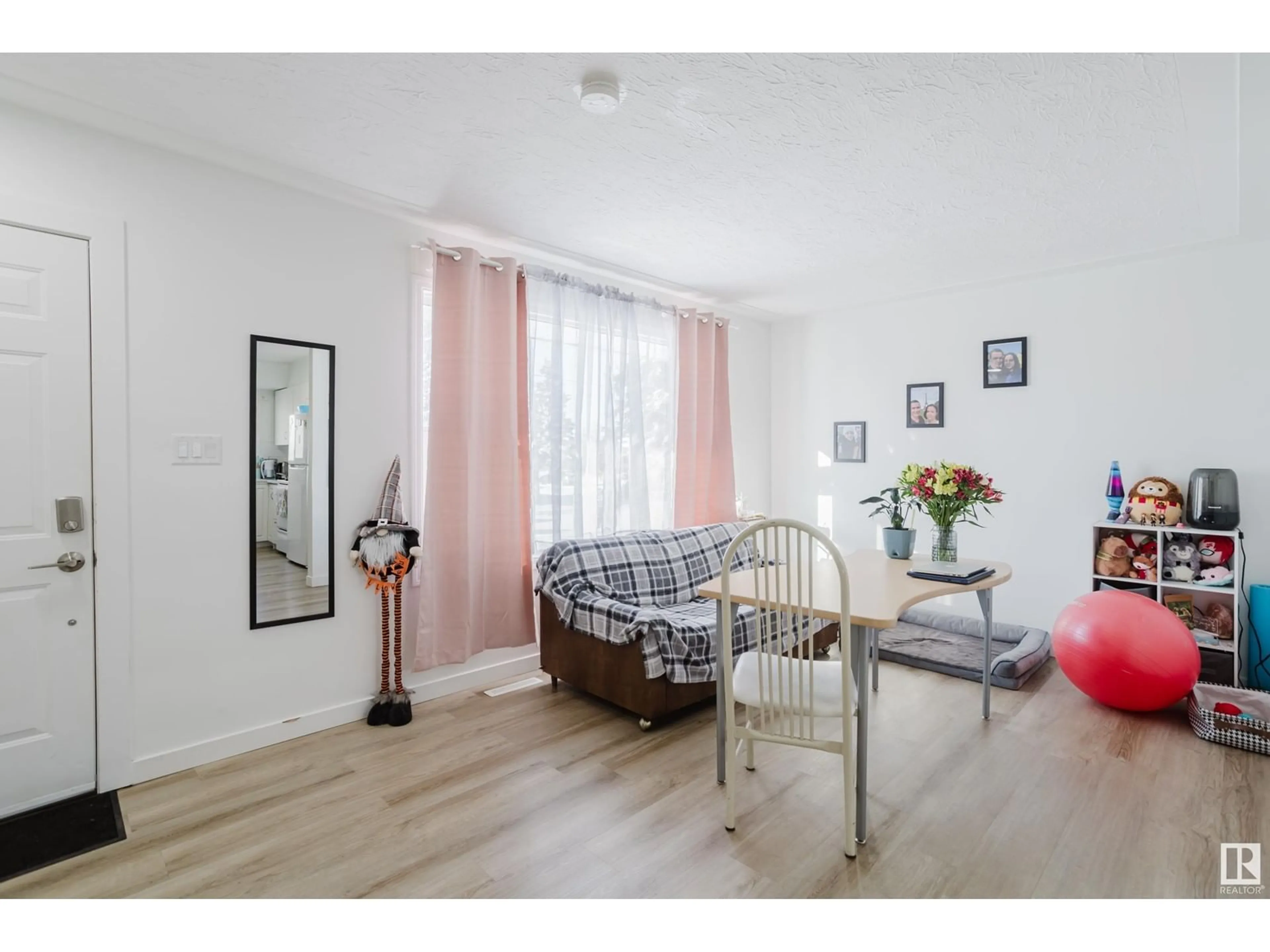 A pic of a room for 10 - 8808 128 AV, Edmonton Alberta T5E0G6