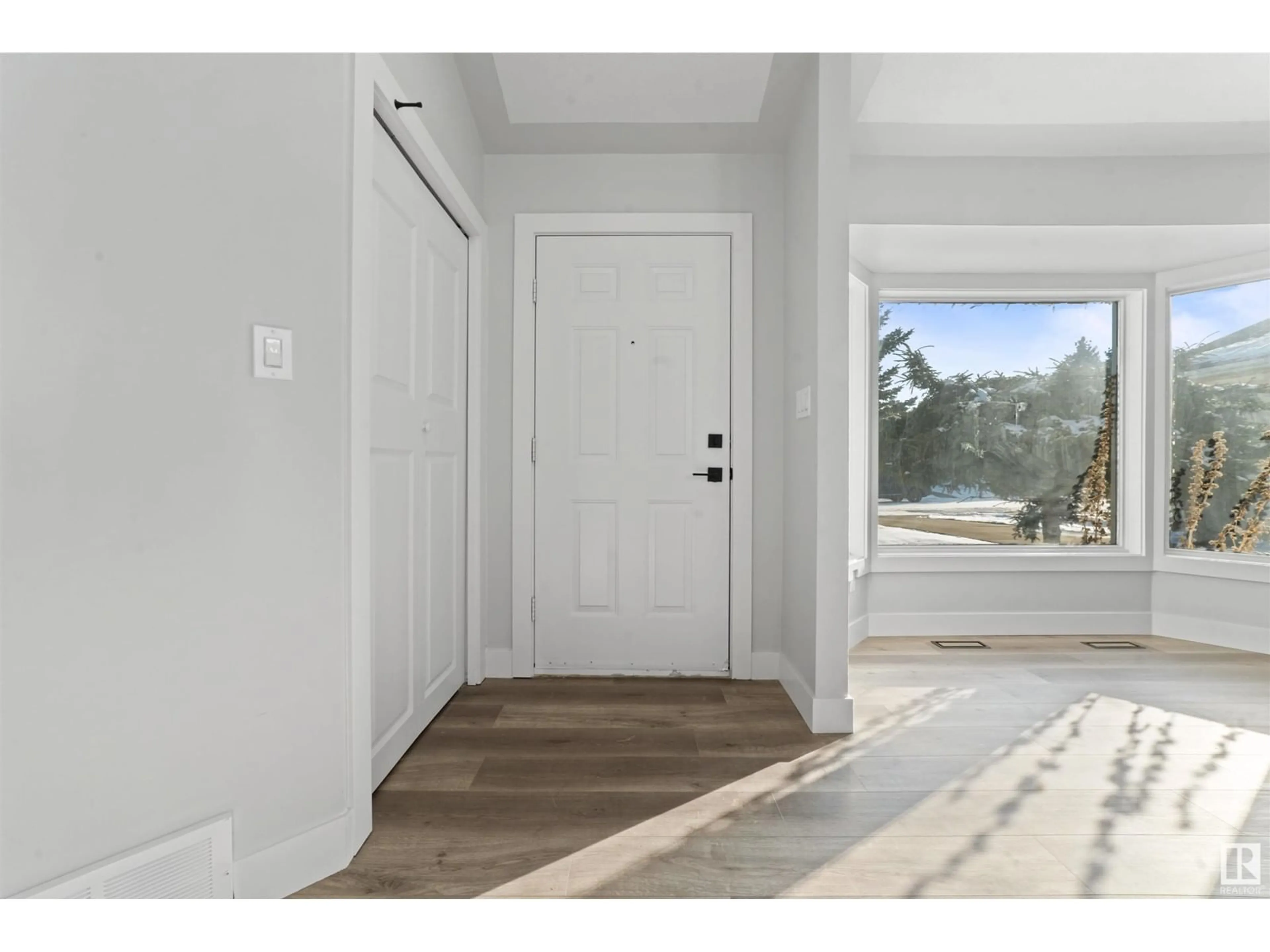 Indoor entryway for NW - 2544 35 ST, Edmonton Alberta T6L4G3