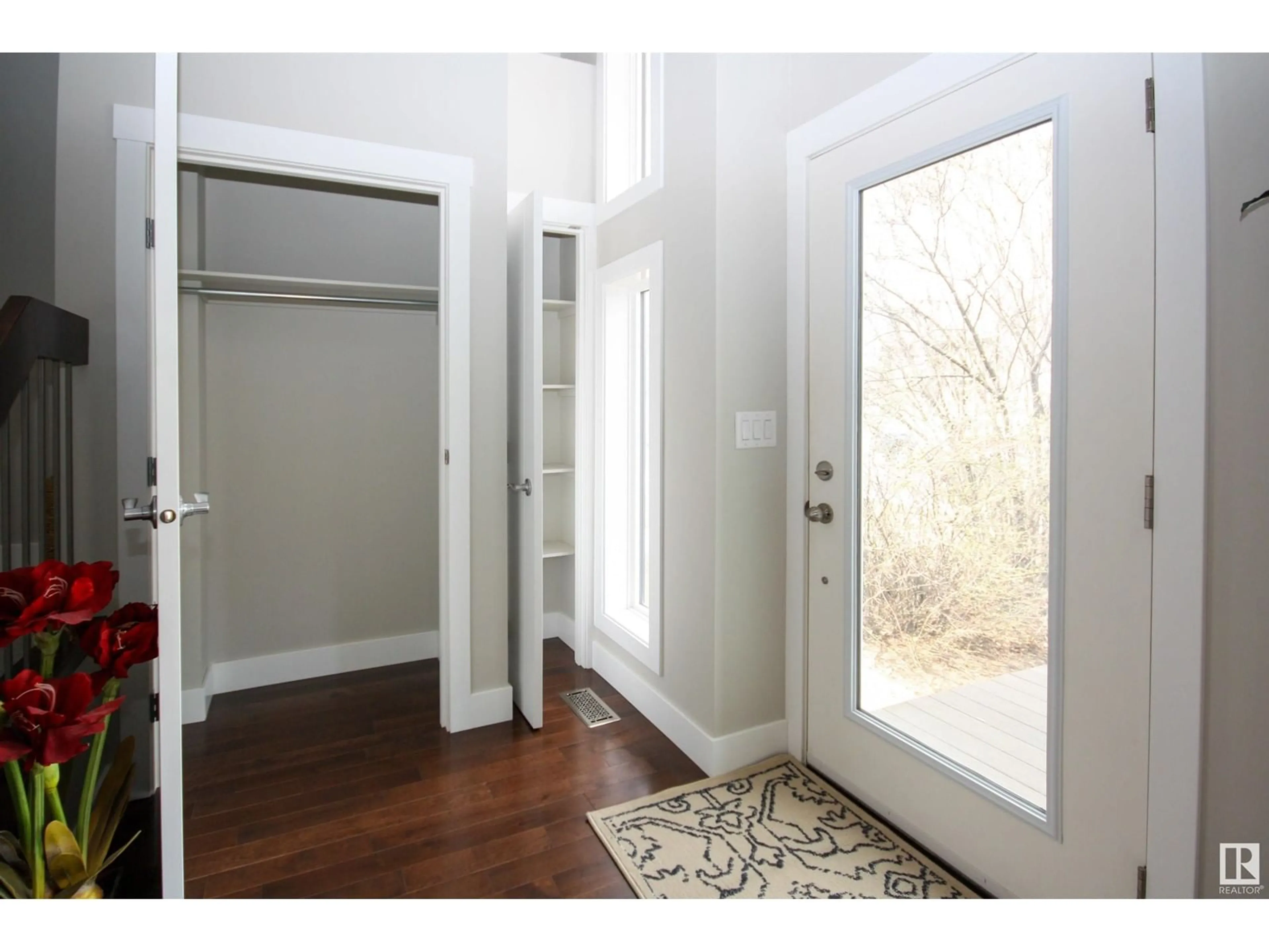 Indoor entryway for 11411 76 AV, Edmonton Alberta T6G0K5