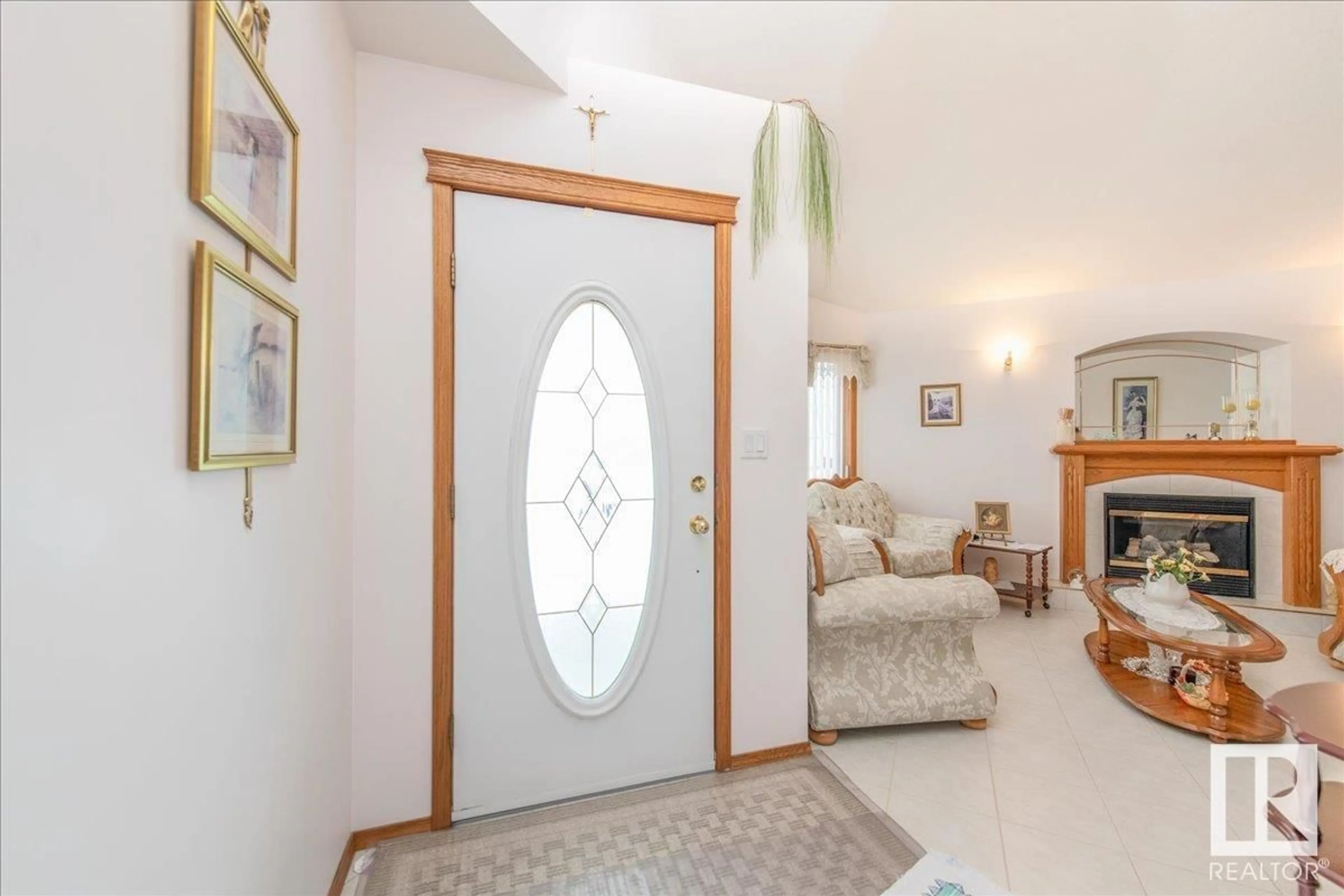 Indoor foyer for 464 KANANASKIS CL, Devon Alberta T9G2C5