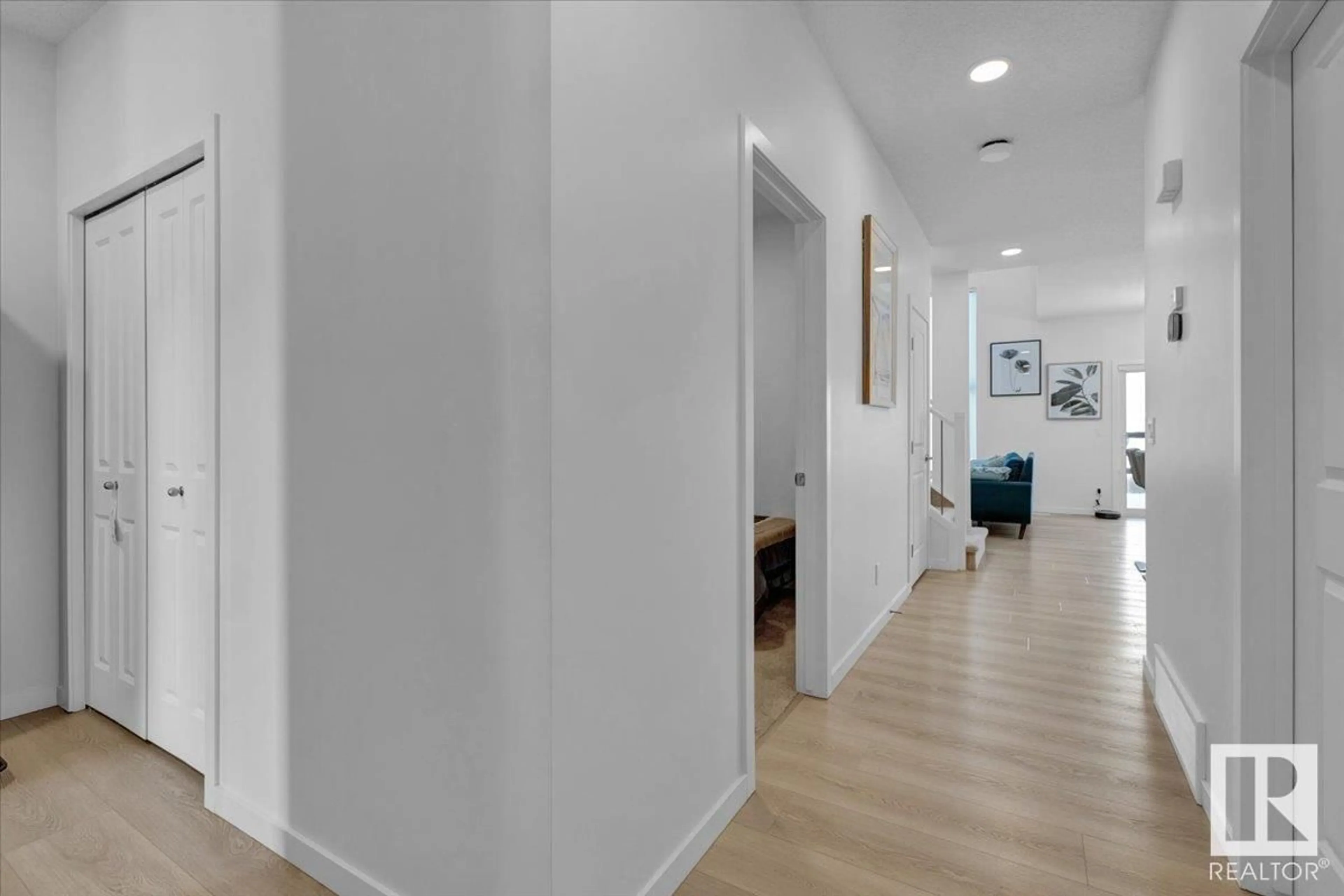 Indoor entryway for 3042 DIXON LD, Edmonton Alberta T6W5L2