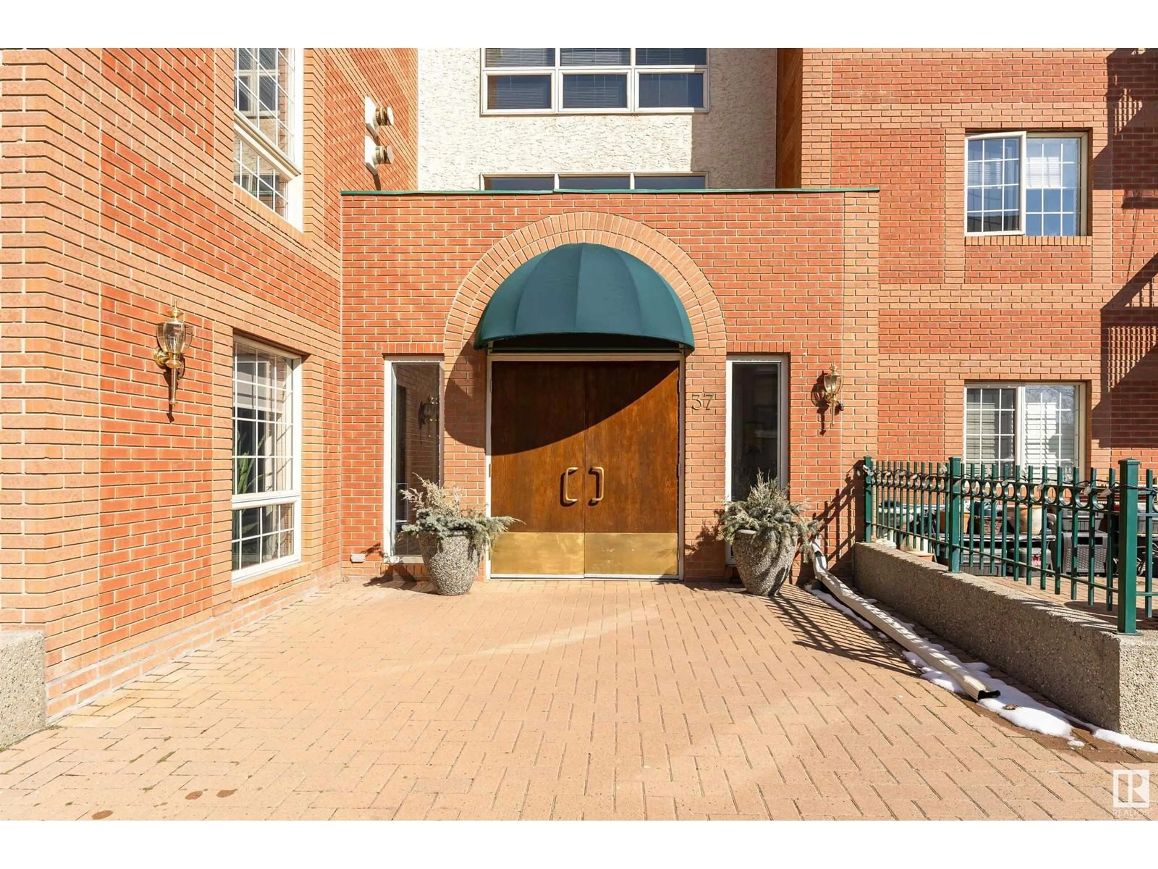Indoor foyer for 301 SIR WINSTON CHURCHILL AV, St. Albert Alberta T8N0G3