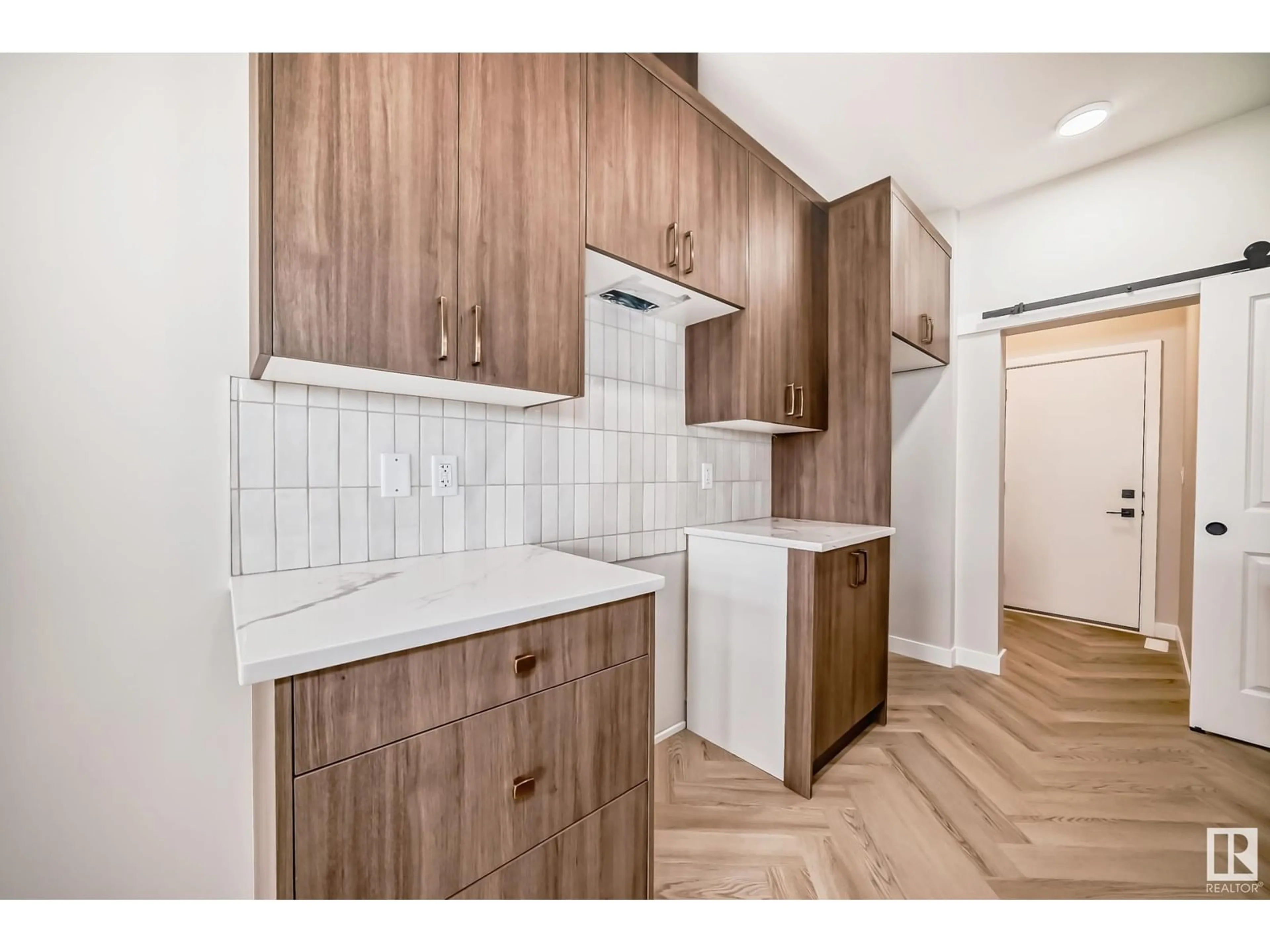 Standard kitchen, unknown for SW - 8209 KIRIAK LO, Edmonton Alberta T6W5S2
