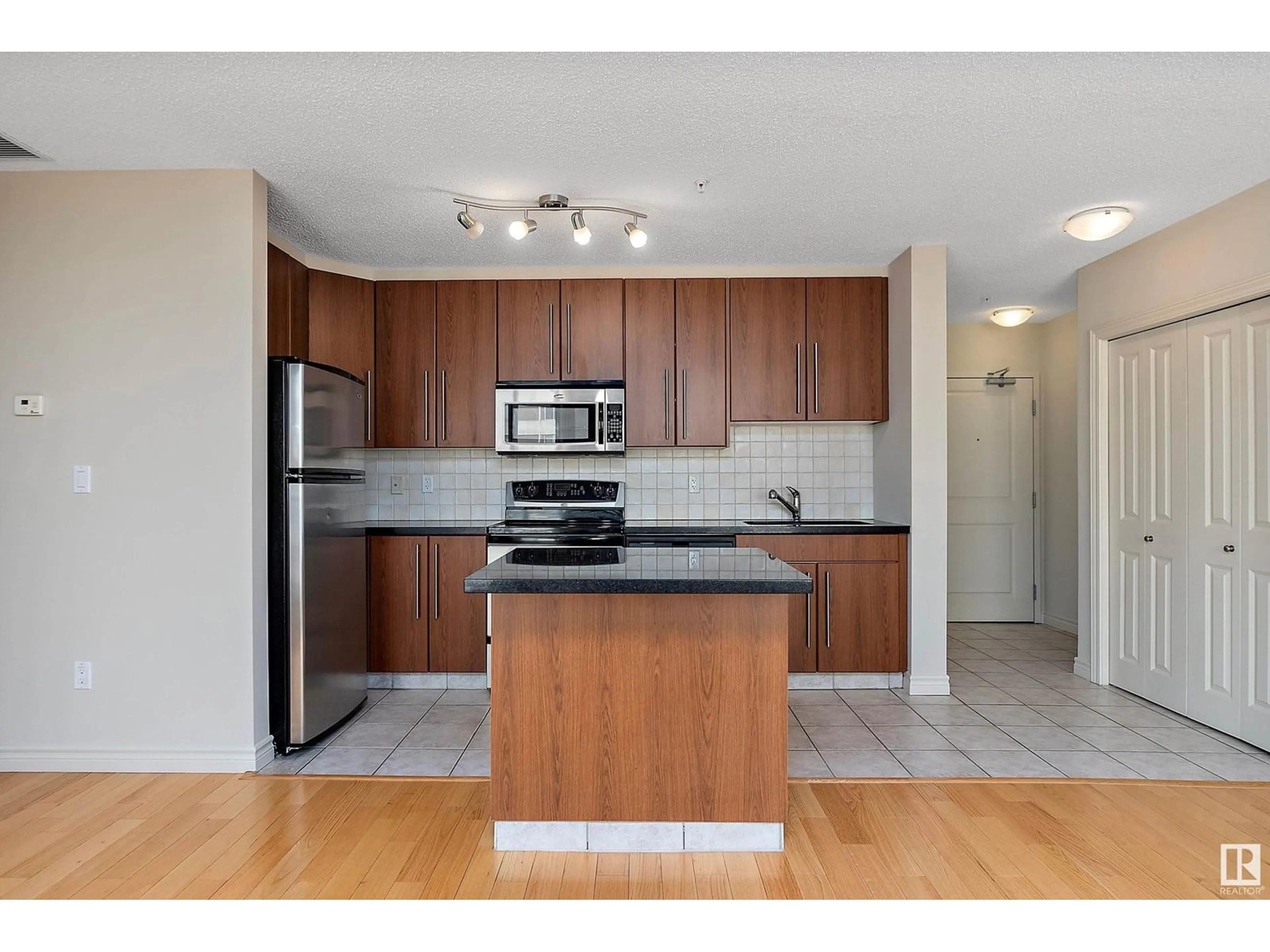Standard kitchen, unknown for 9819 - 1301 104 ST, Edmonton Alberta T5K0Y8
