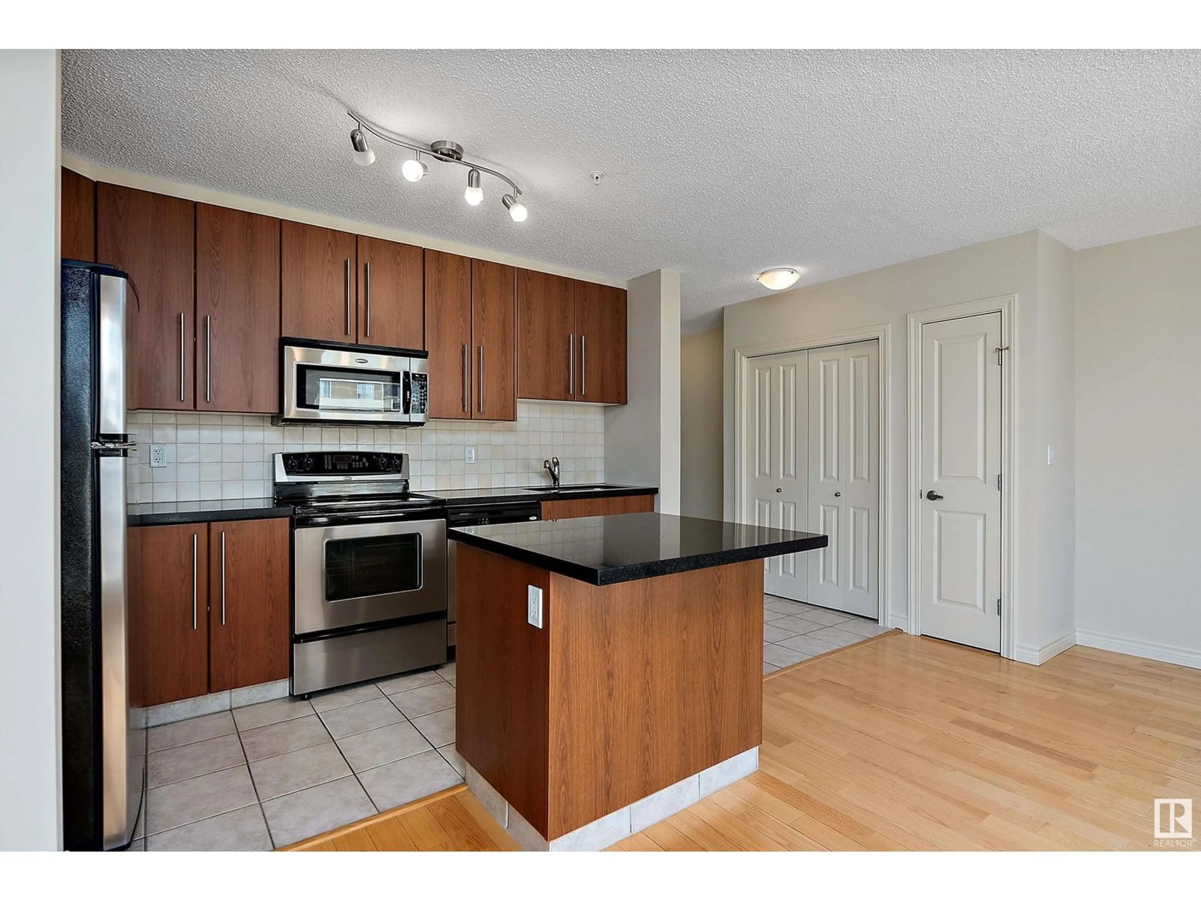 Standard kitchen, unknown for 9819 - 1301 104 ST, Edmonton Alberta T5K0Y8