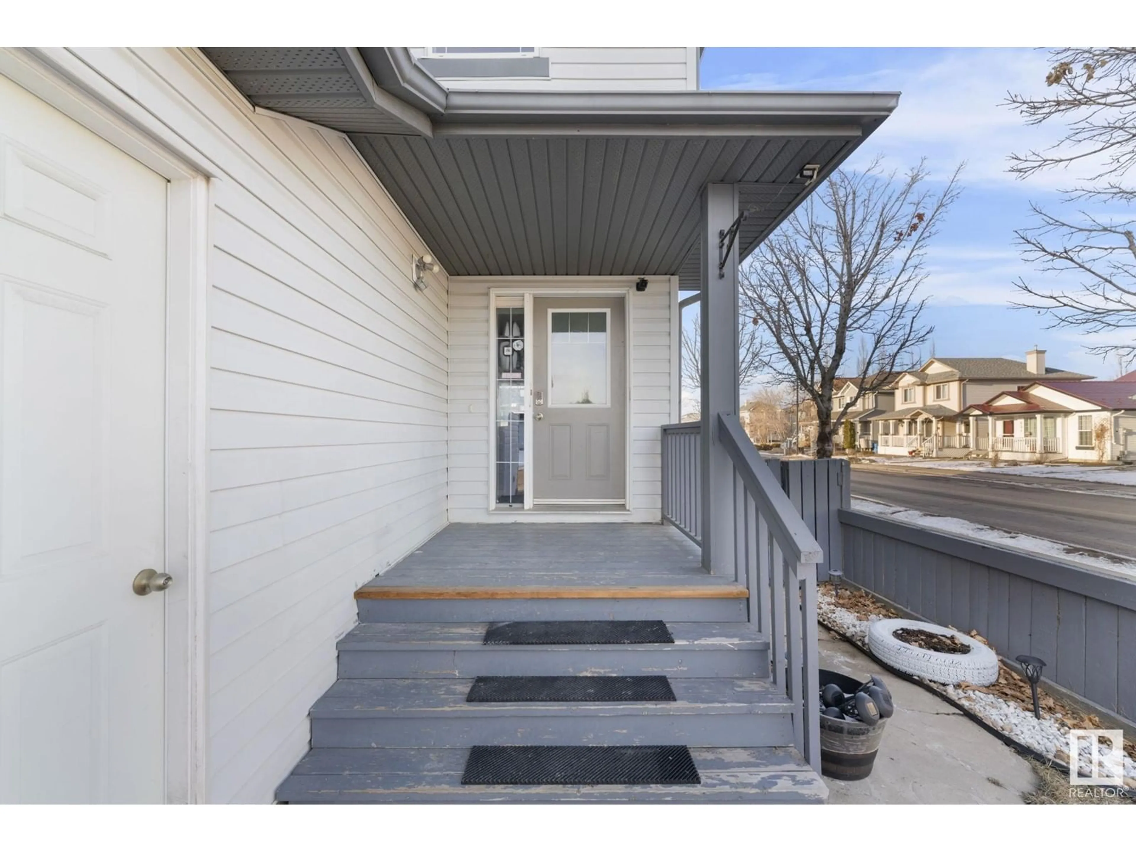 Indoor entryway for 3204 29 AV, Edmonton Alberta T6T1T3