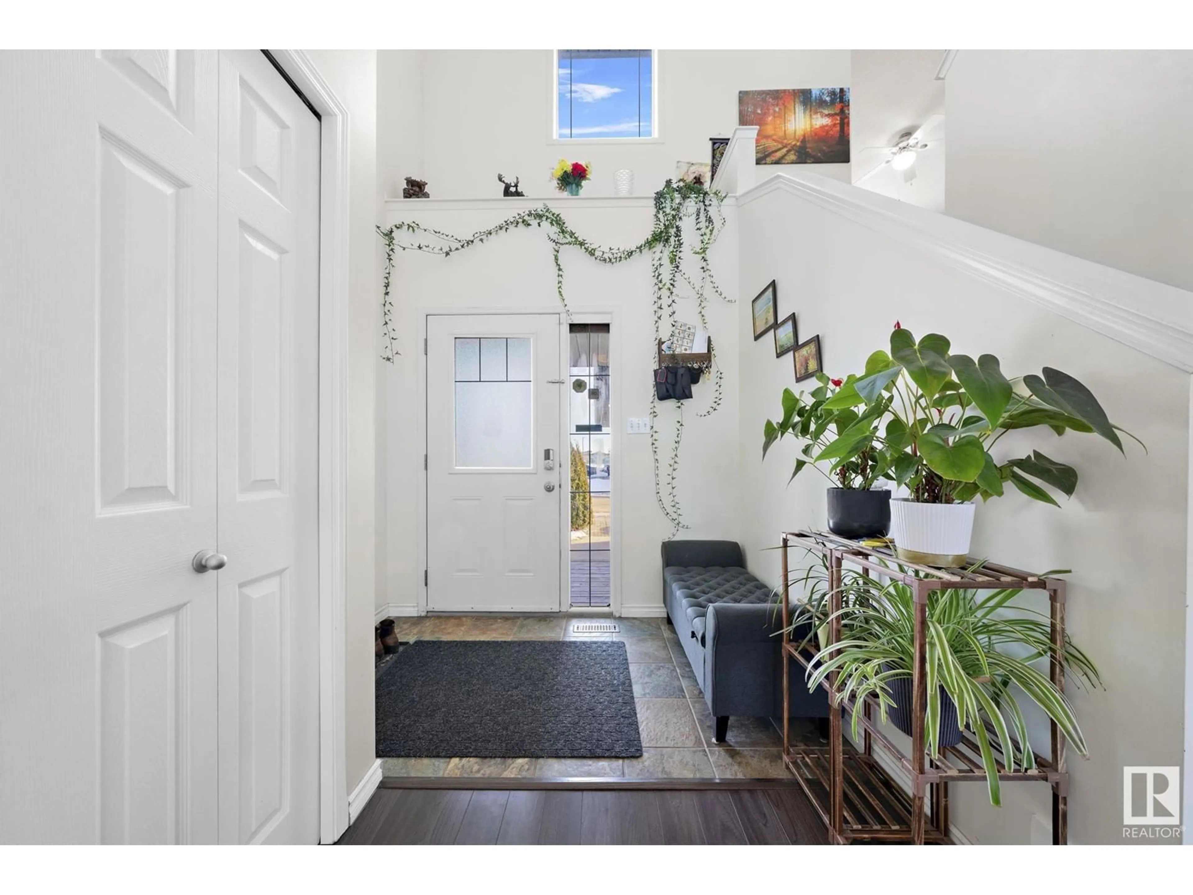 Indoor entryway for 3204 29 AV, Edmonton Alberta T6T1T3