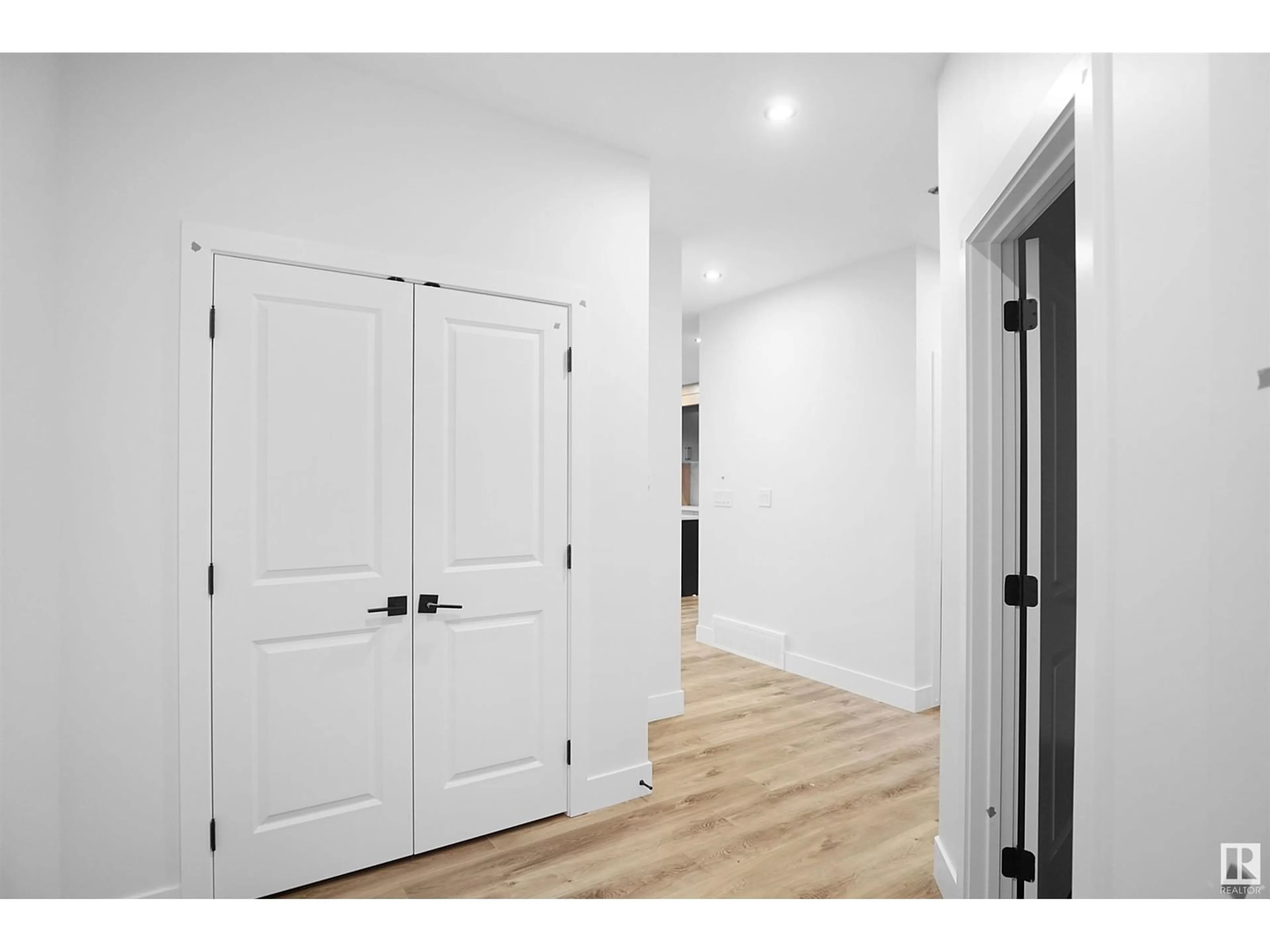 Indoor entryway for 19 TENUTO LINK, Spruce Grove Alberta T7X0Z3