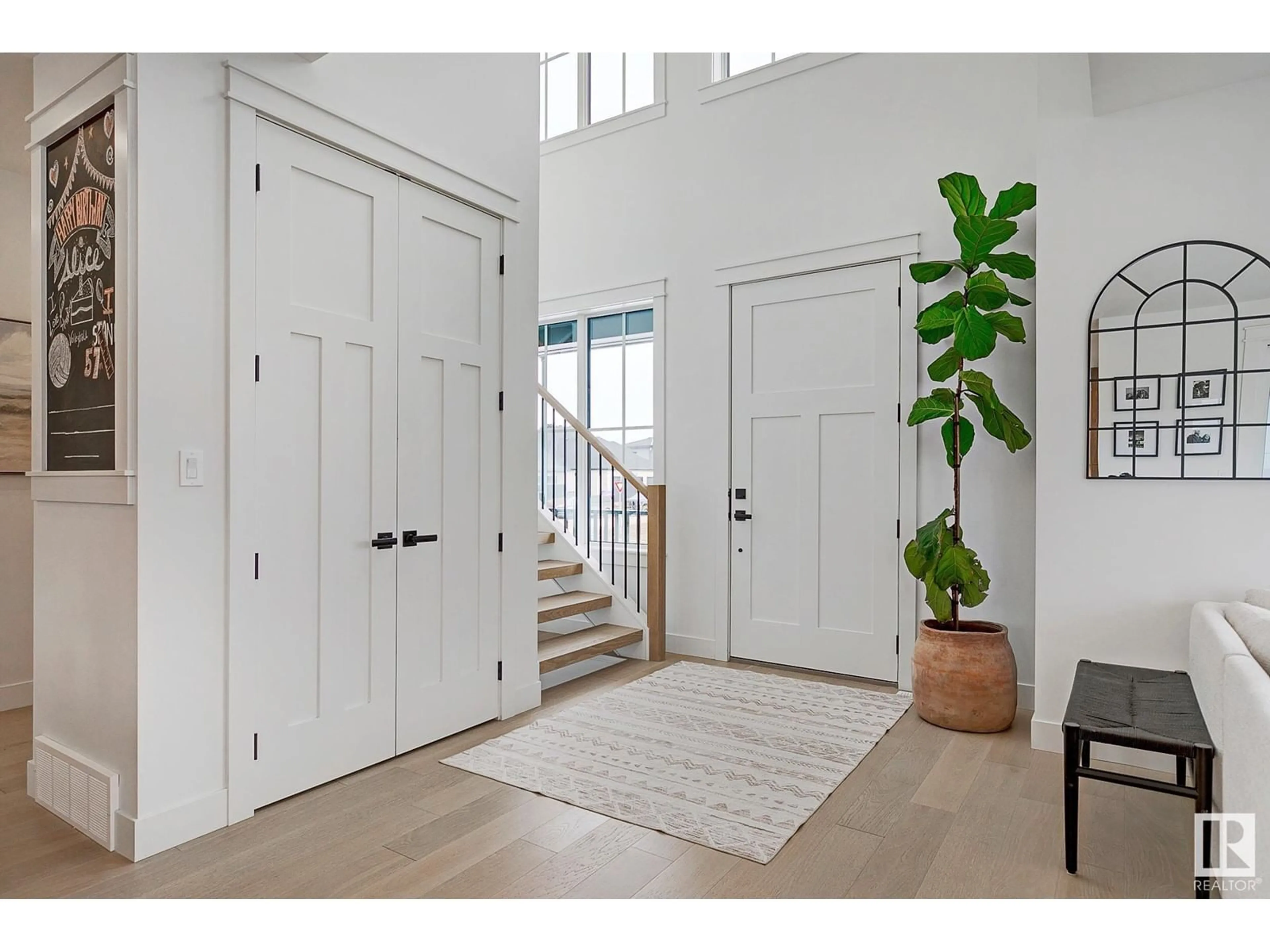 Indoor entryway for 77 RIVERVIEW CO, Rural Sturgeon County Alberta T8T1S6