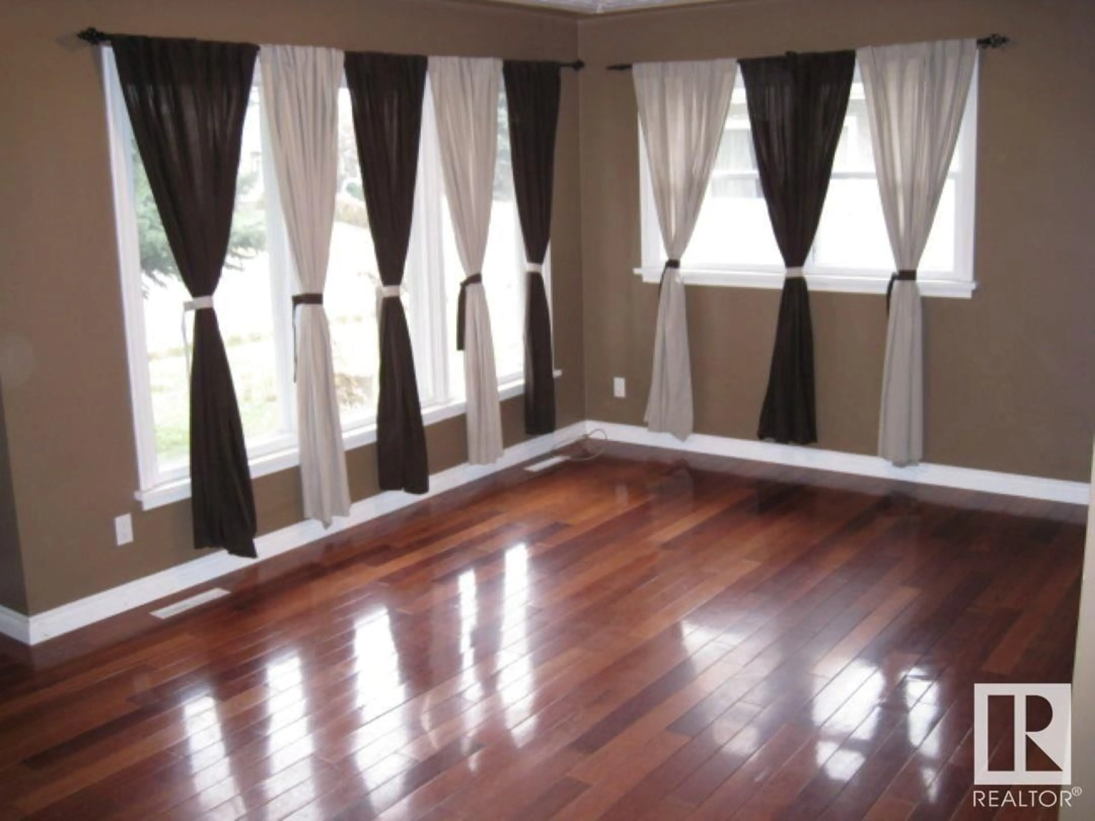 A pic of a room for 12720 135 AV, Edmonton Alberta T5L3X5