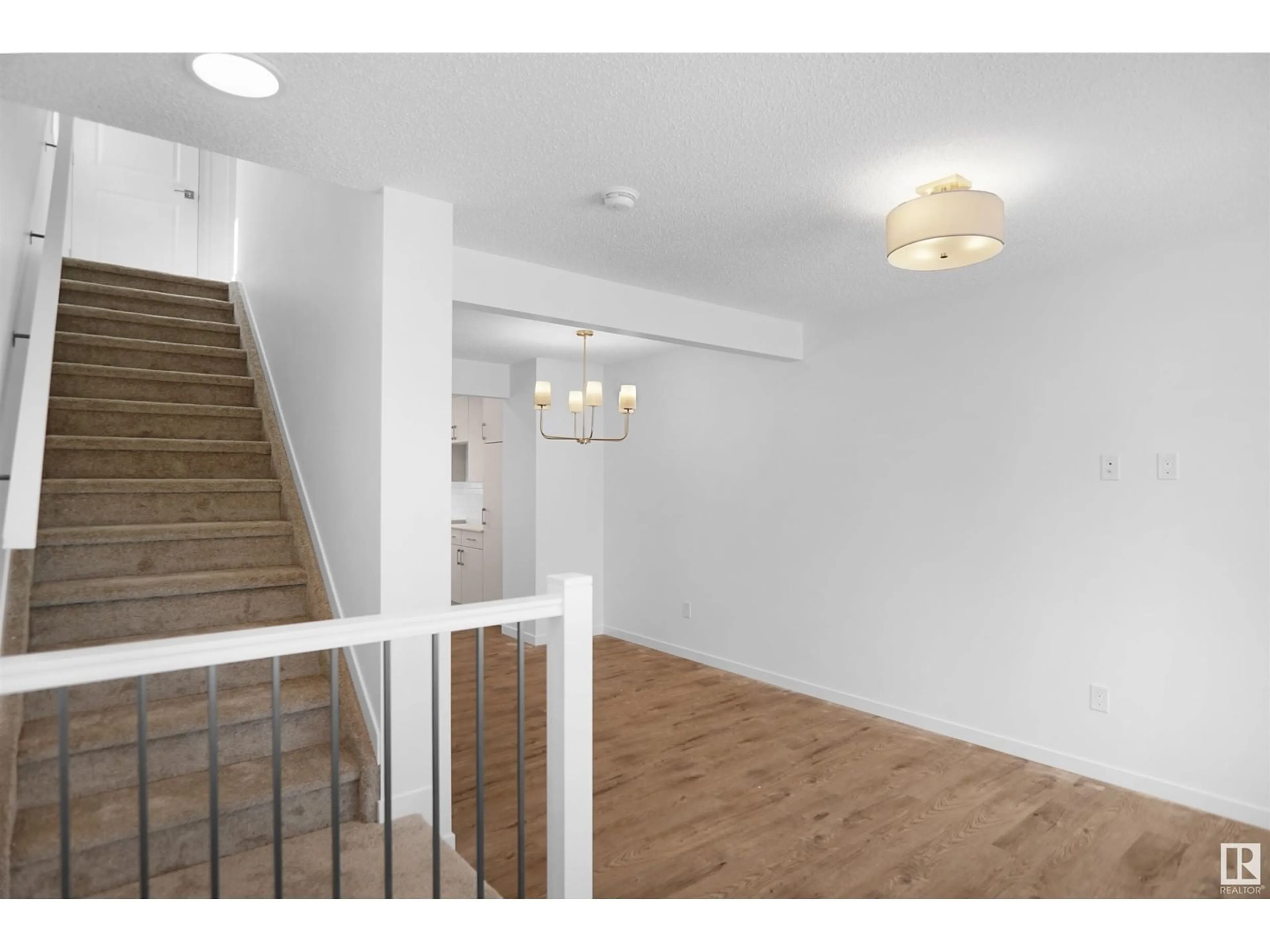Indoor foyer for NW - 2039 210 ST, Edmonton Alberta T6M3H6