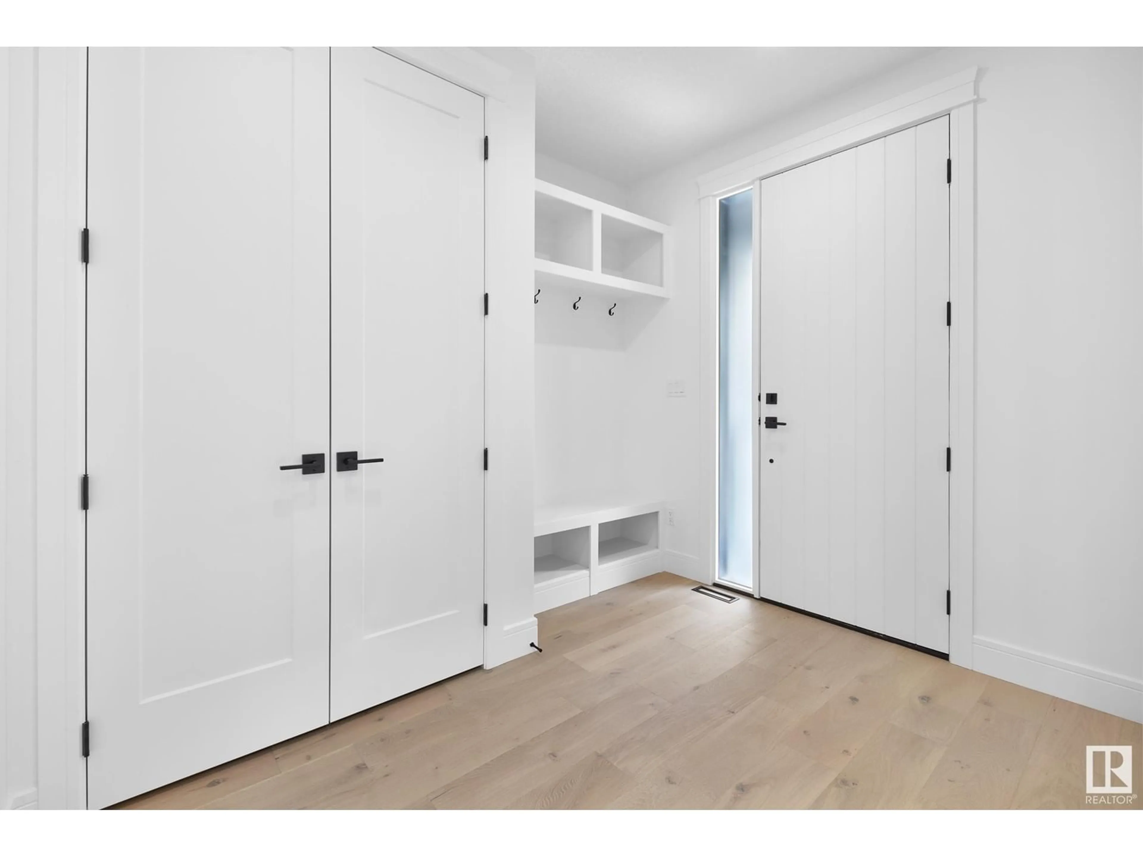 Indoor entryway for 8454 117 ST, Edmonton Alberta T6G1R4
