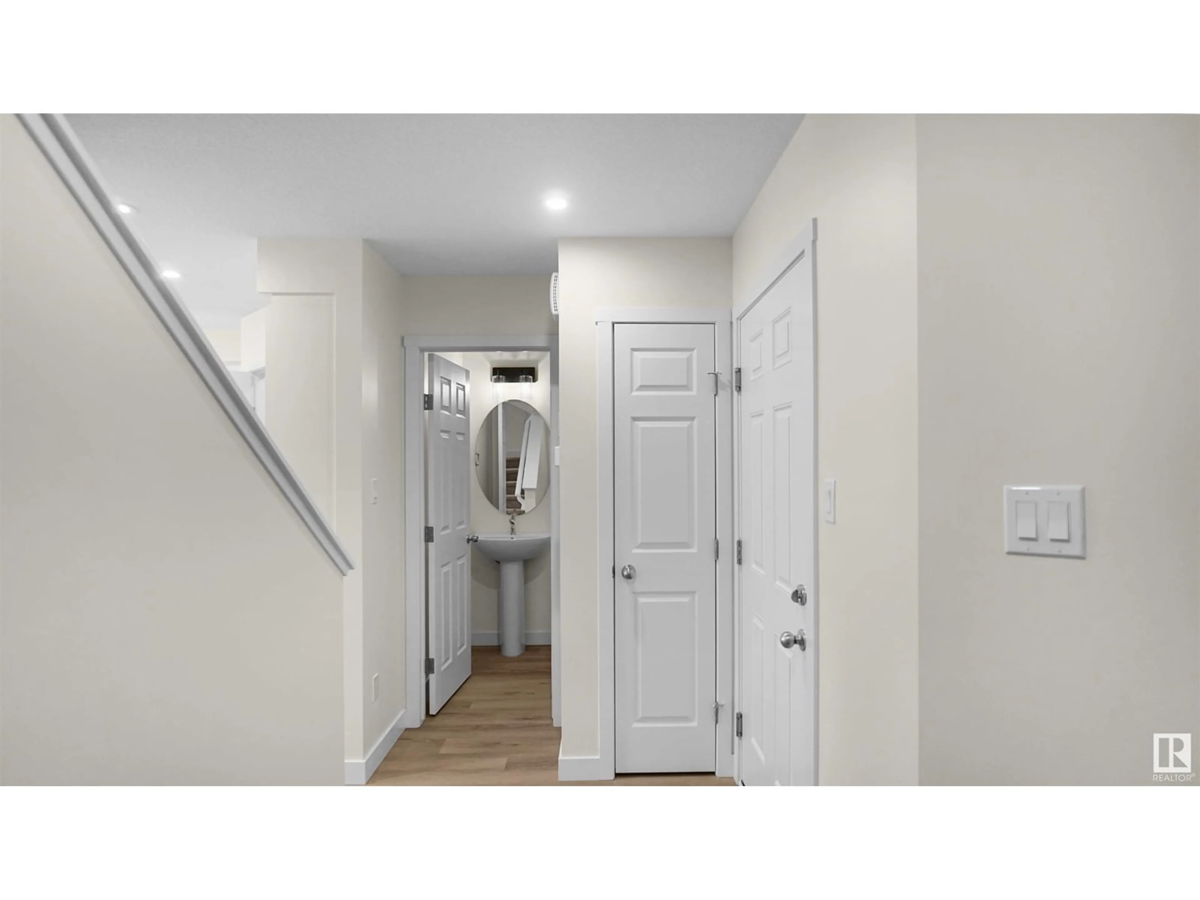 Indoor entryway for 105 FICUS WY, Fort Saskatchewan Alberta T8L0Z6