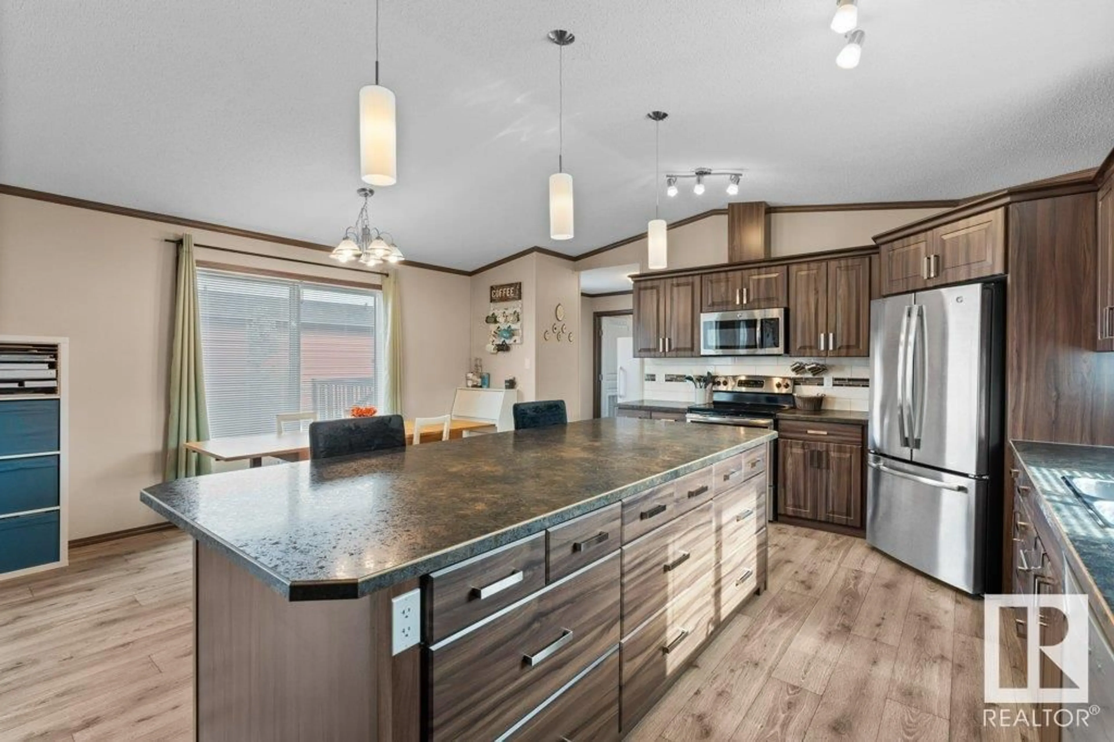 Open concept kitchen, unknown for 4 ASPEN AV, Morinville Alberta T8R2P7
