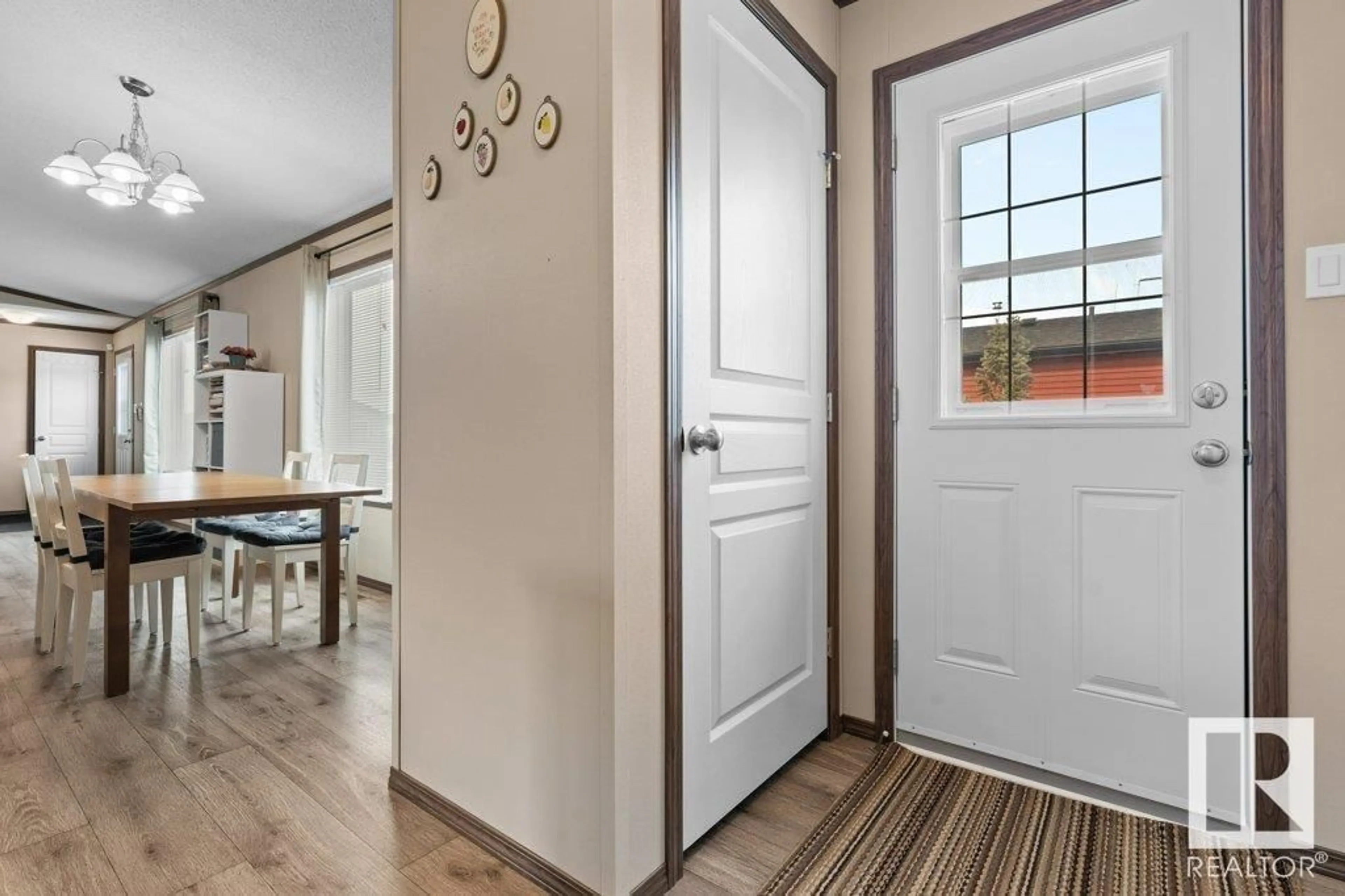 Indoor entryway for 4 ASPEN AV, Morinville Alberta T8R2P7