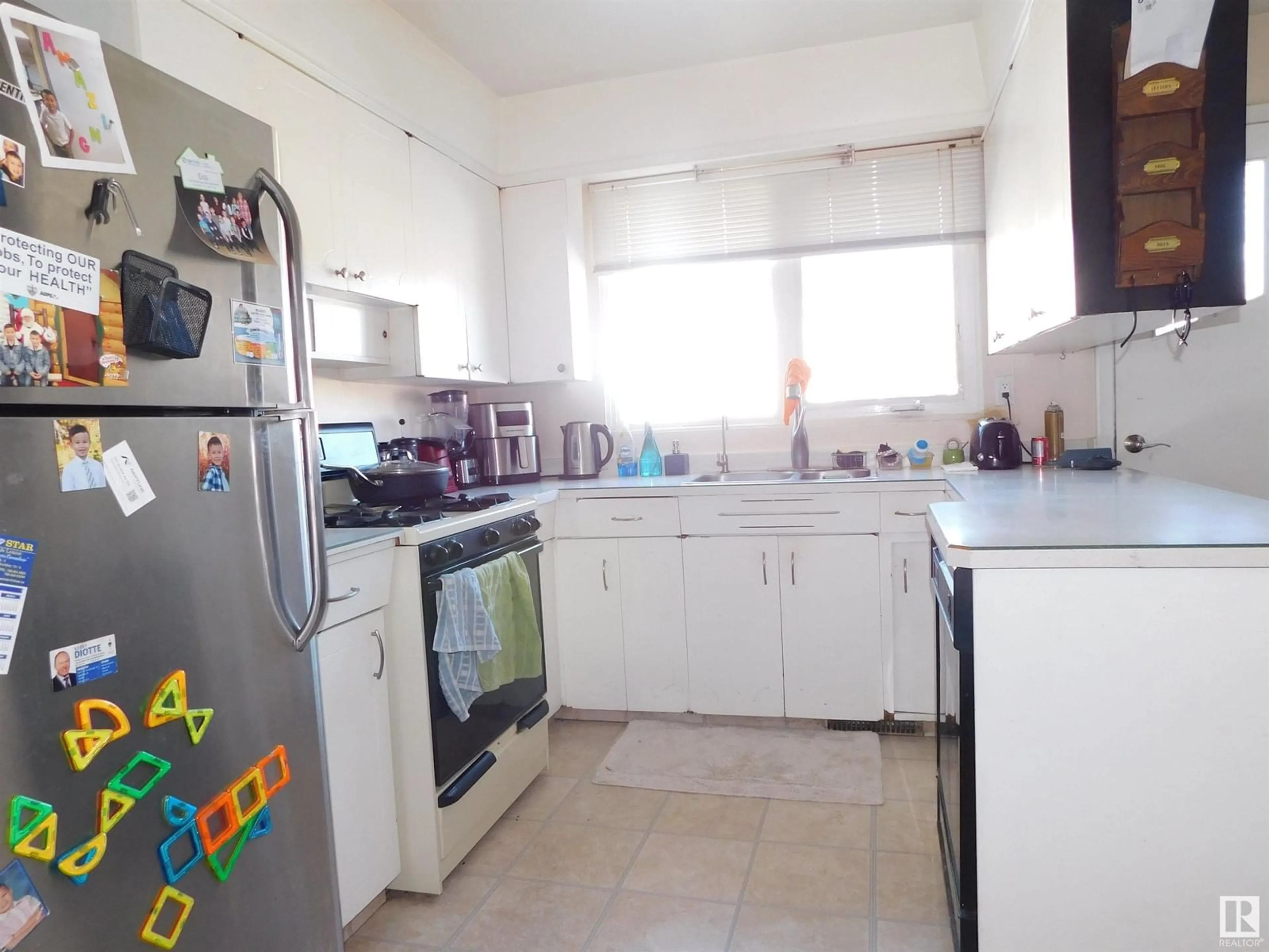 Standard kitchen, unknown for NW - 12924 135A AV, Edmonton Alberta T5L3Z7