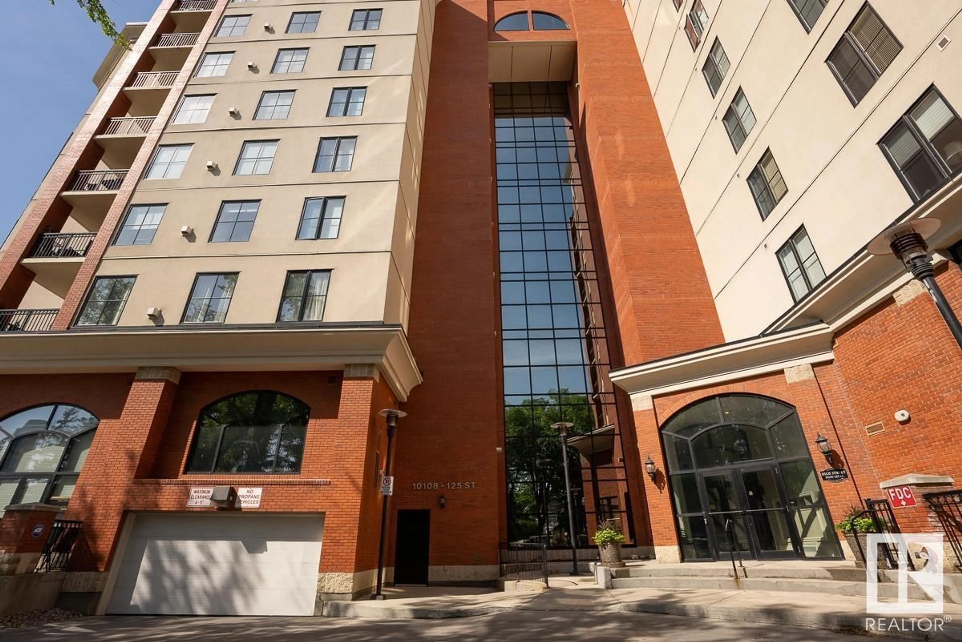 Indoor foyer for 604 - 10108 125 ST, Edmonton Alberta T5N4B6