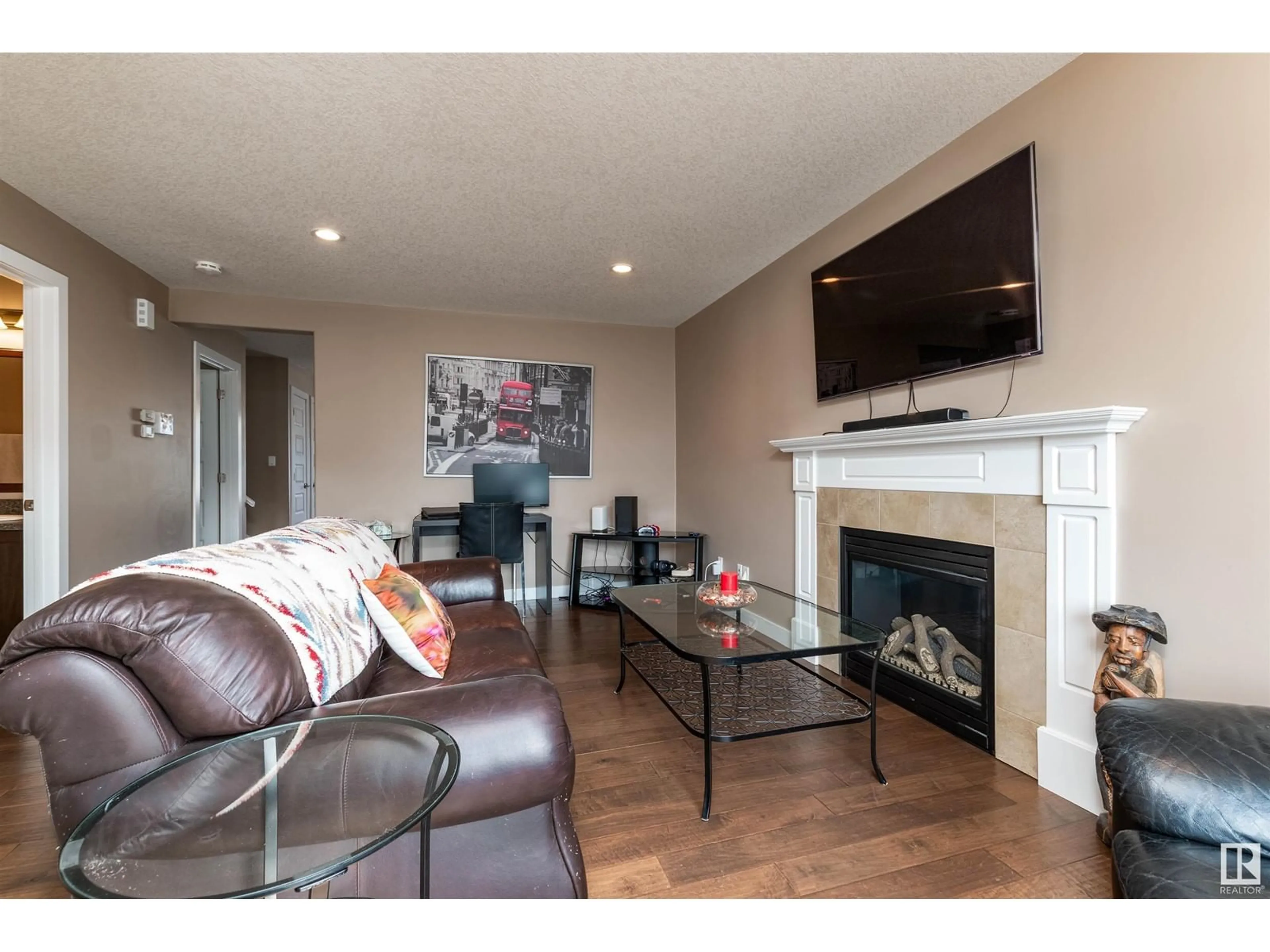 Living room with furniture, wood/laminate floor for 38 ROSEBERRY LN, Fort Saskatchewan Alberta T8L0M6