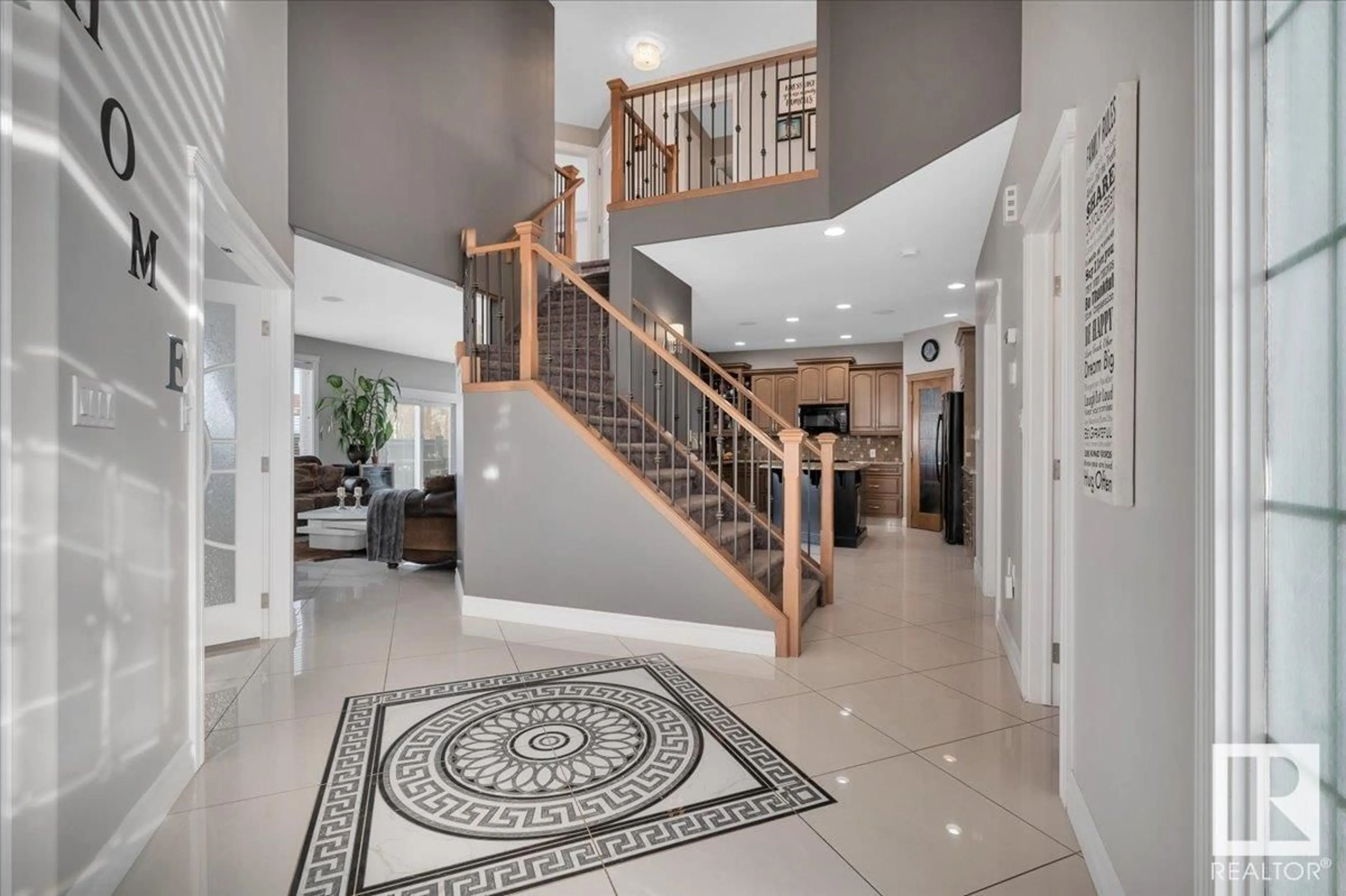 Indoor foyer for NW - 10824 179 AV, Edmonton Alberta T5X6X5