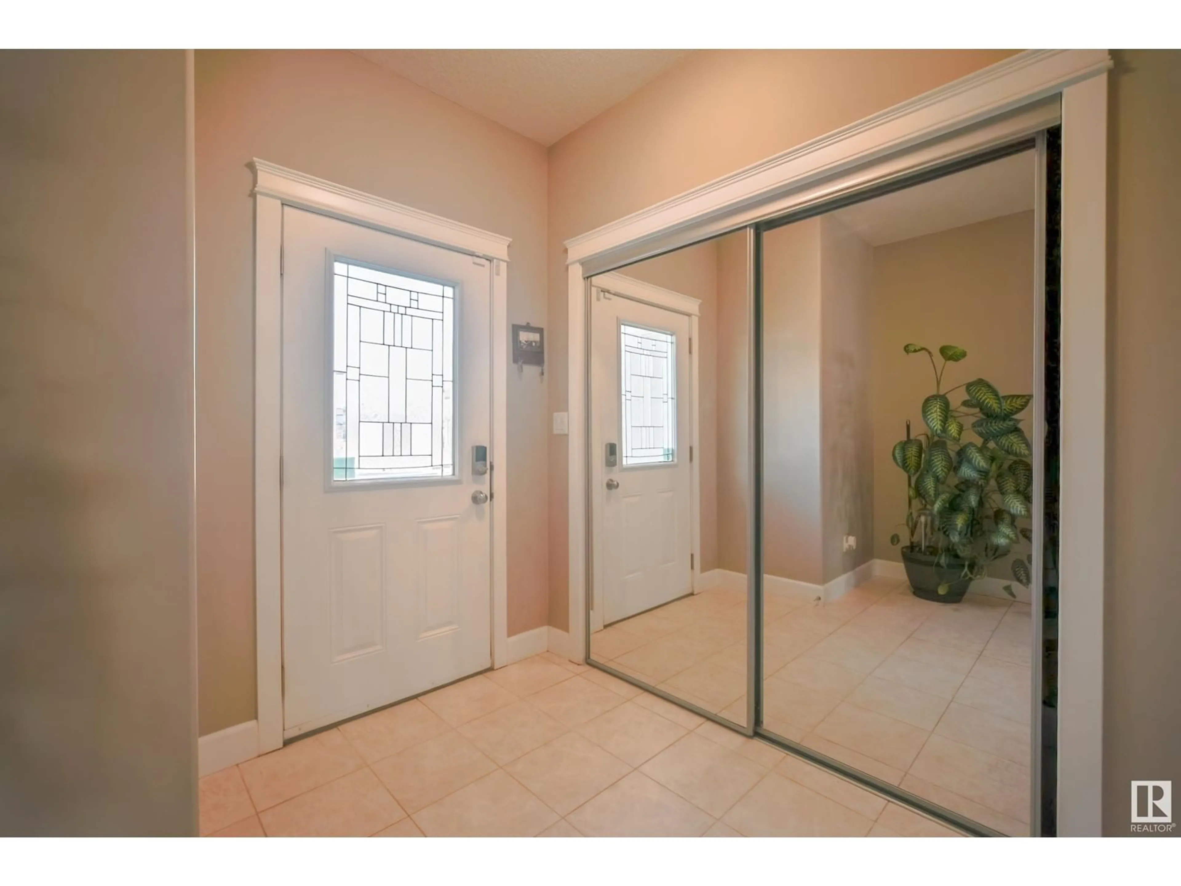 Indoor entryway for 1124 HAYS DR, Edmonton Alberta T6M0M2