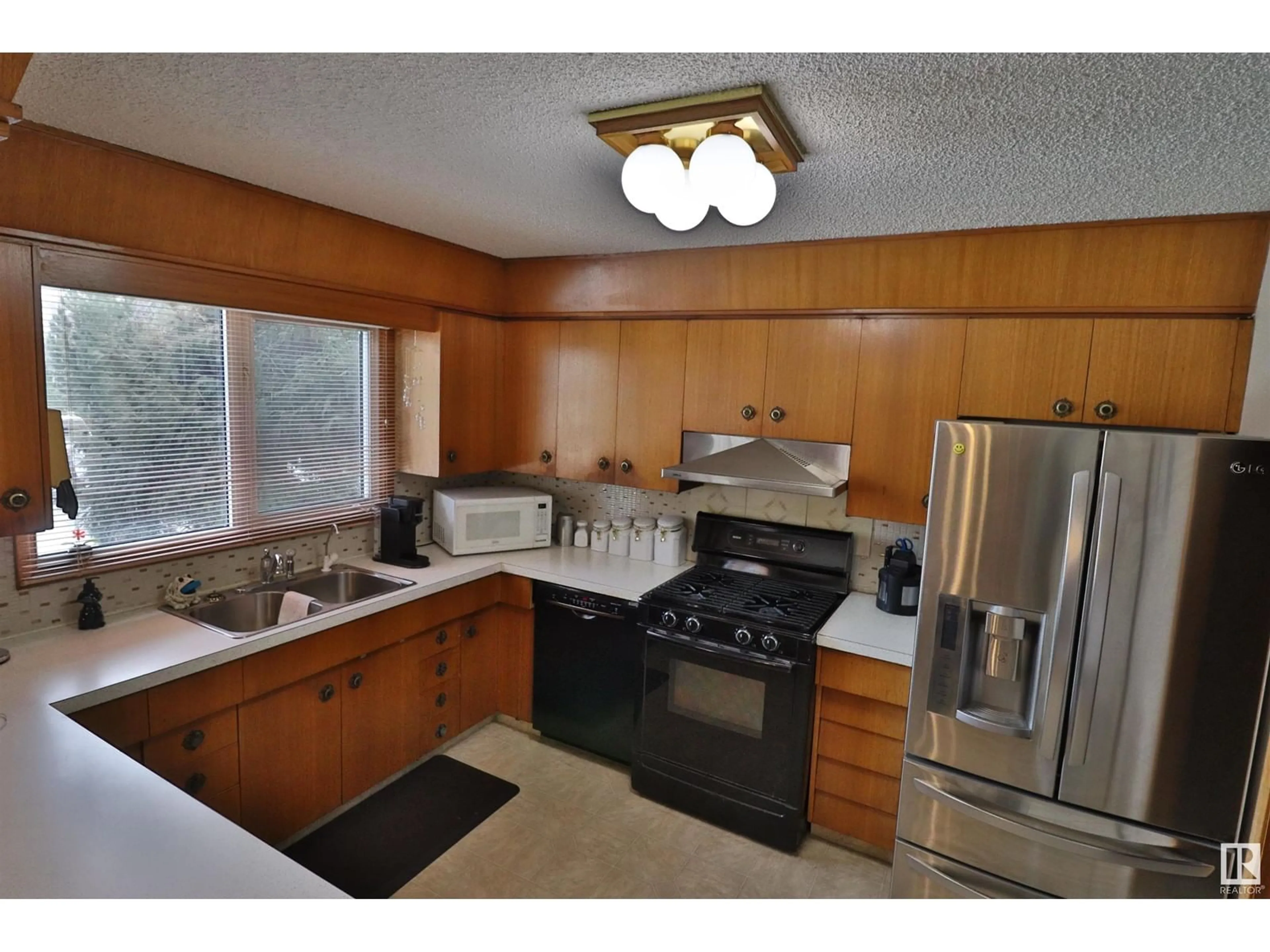 Standard kitchen, unknown for 48466 RGE RD 281, Rural Leduc County Alberta T0C2P0