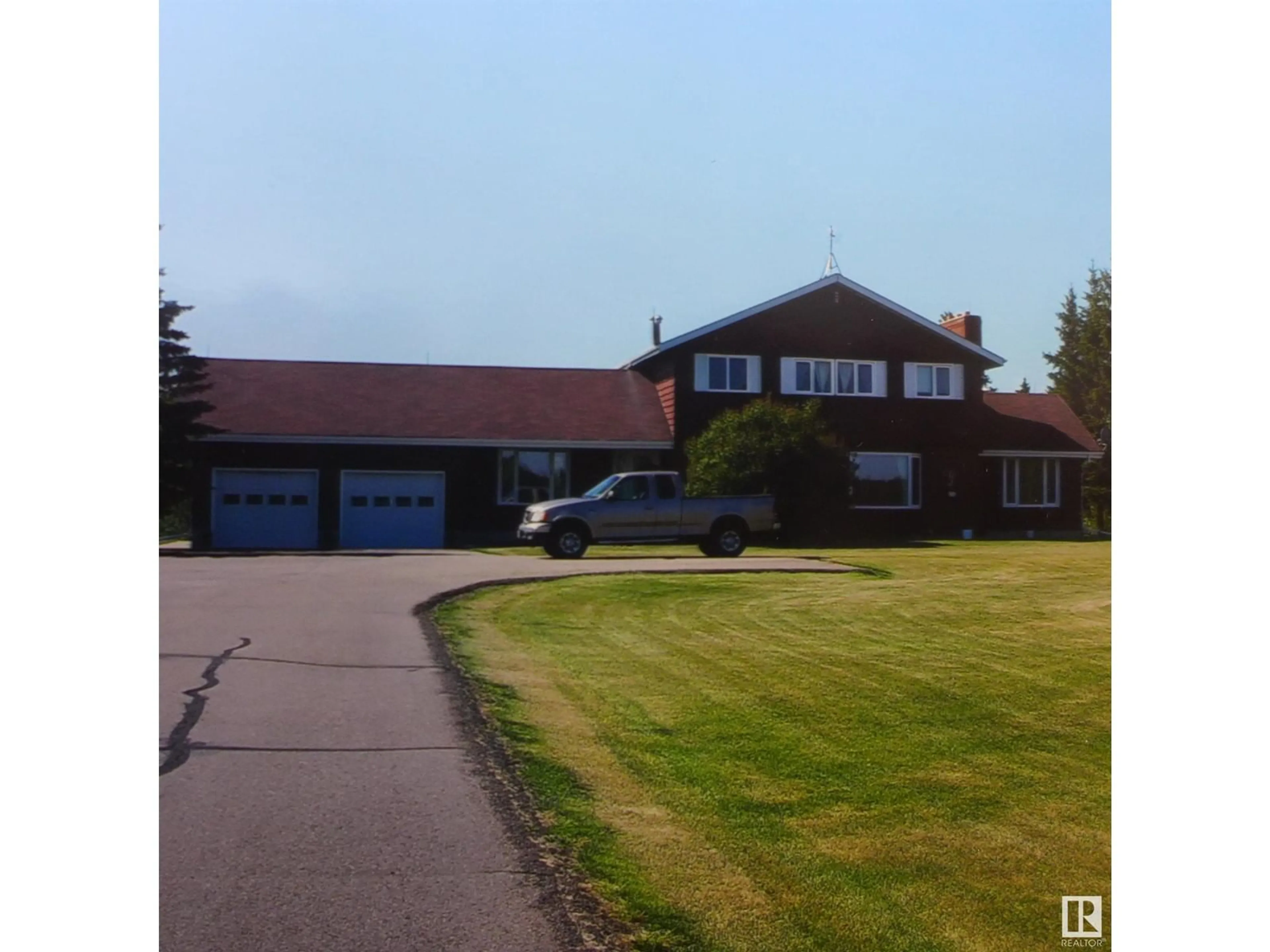 A pic from outside/outdoor area/front of a property/back of a property/a pic from drone, building for 73 52112 RGE ROAD 222, Rural Strathcona County Alberta T8C1H6